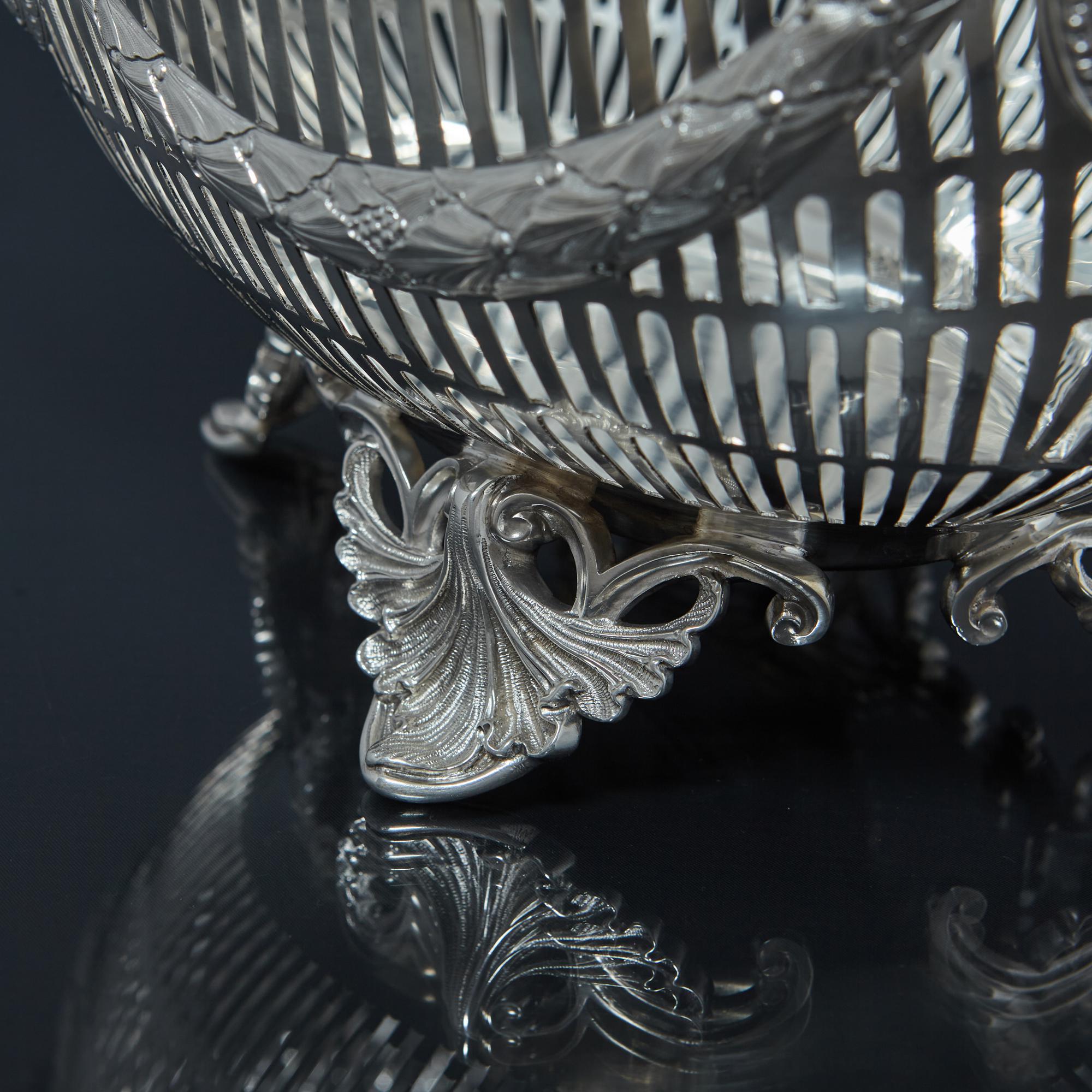 Victorian pierced silver basket For Sale 3