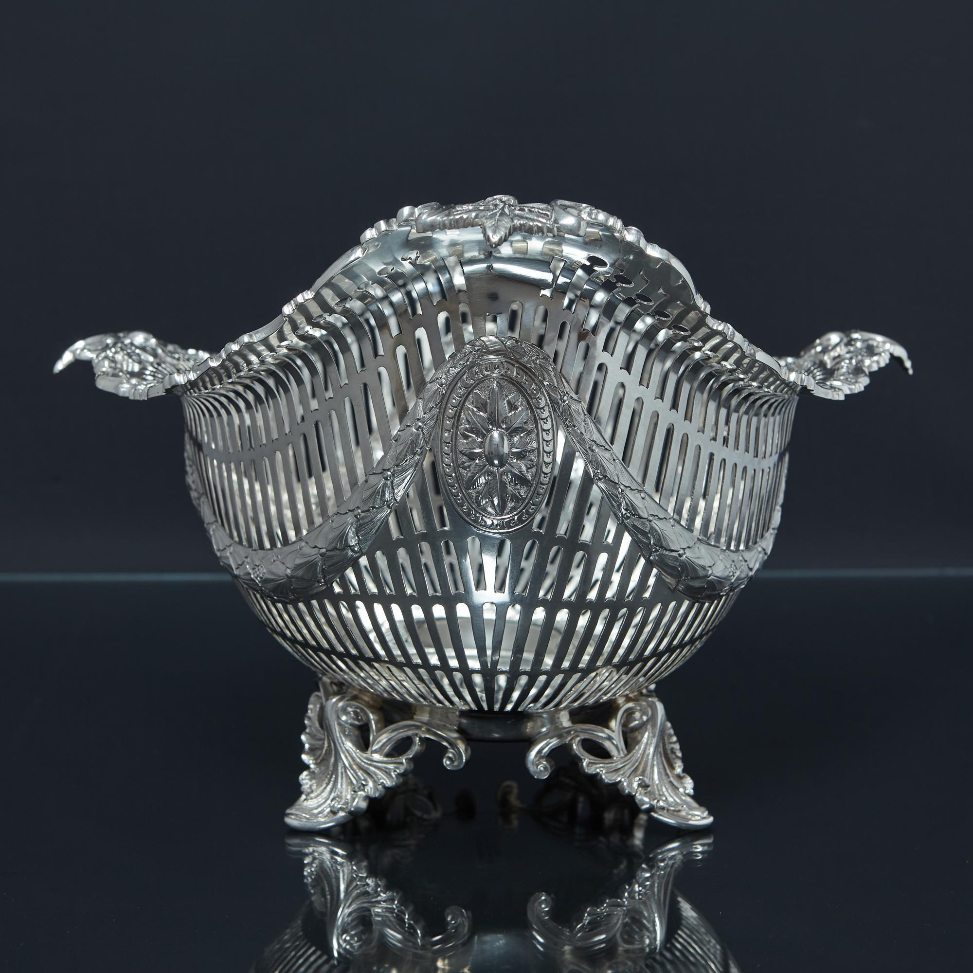 Viktorianischer Korb aus durchbrochenem Silber im Zustand „Gut“ im Angebot in London, GB