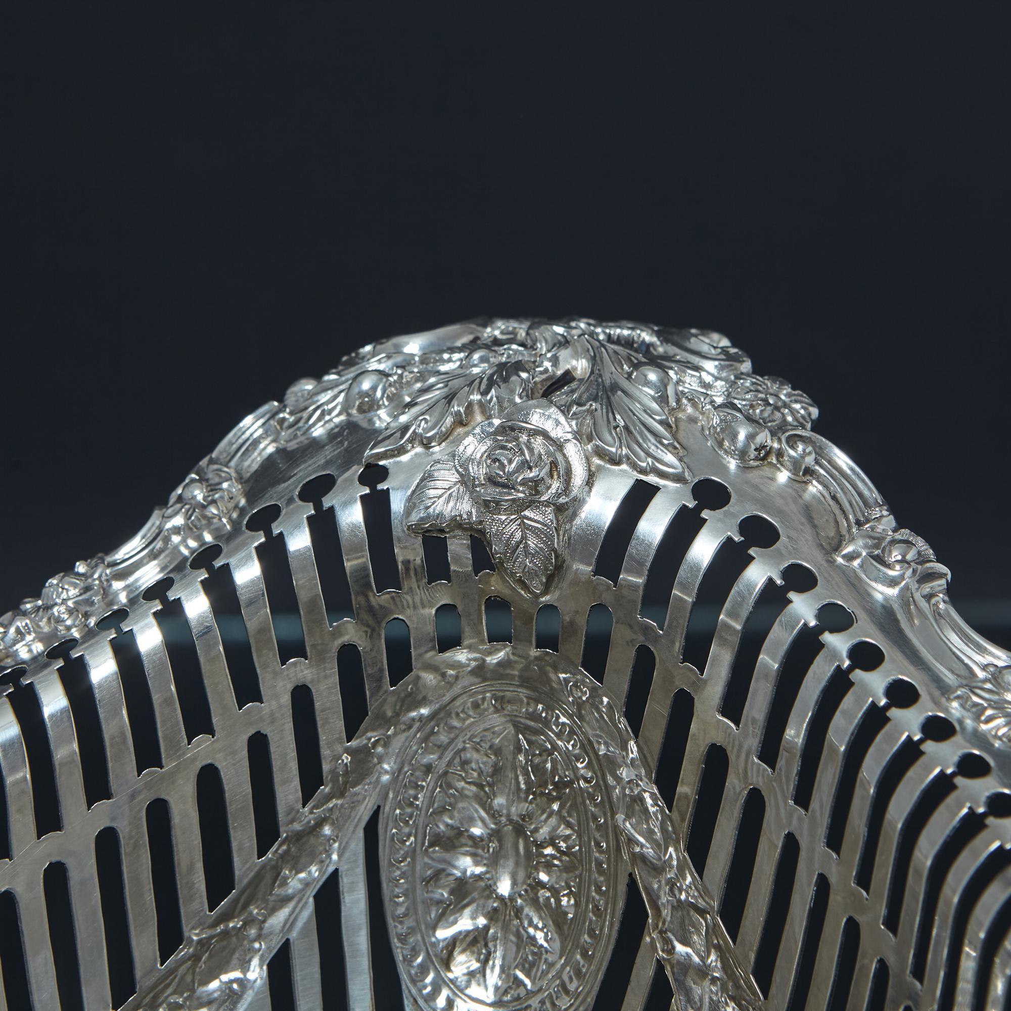 Viktorianischer Korb aus durchbrochenem Silber (19. Jahrhundert) im Angebot