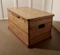 Grande boîte à couvertures en pin victorien:: table basse ou vide-poches