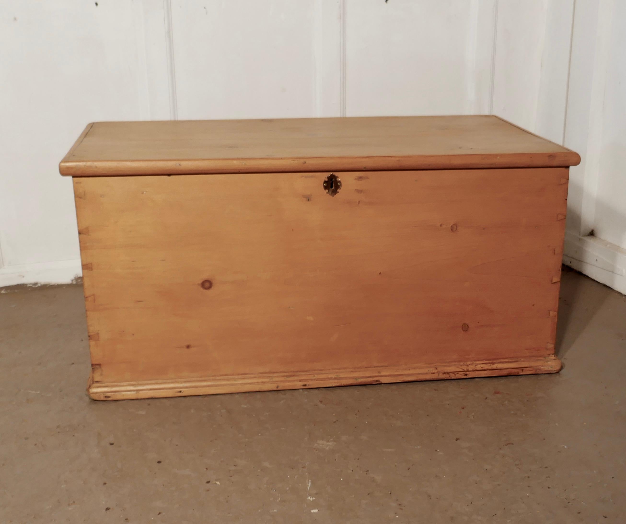 Large Victorian Pine Blanket Box, Coffee Table or Shoe Tidy 2