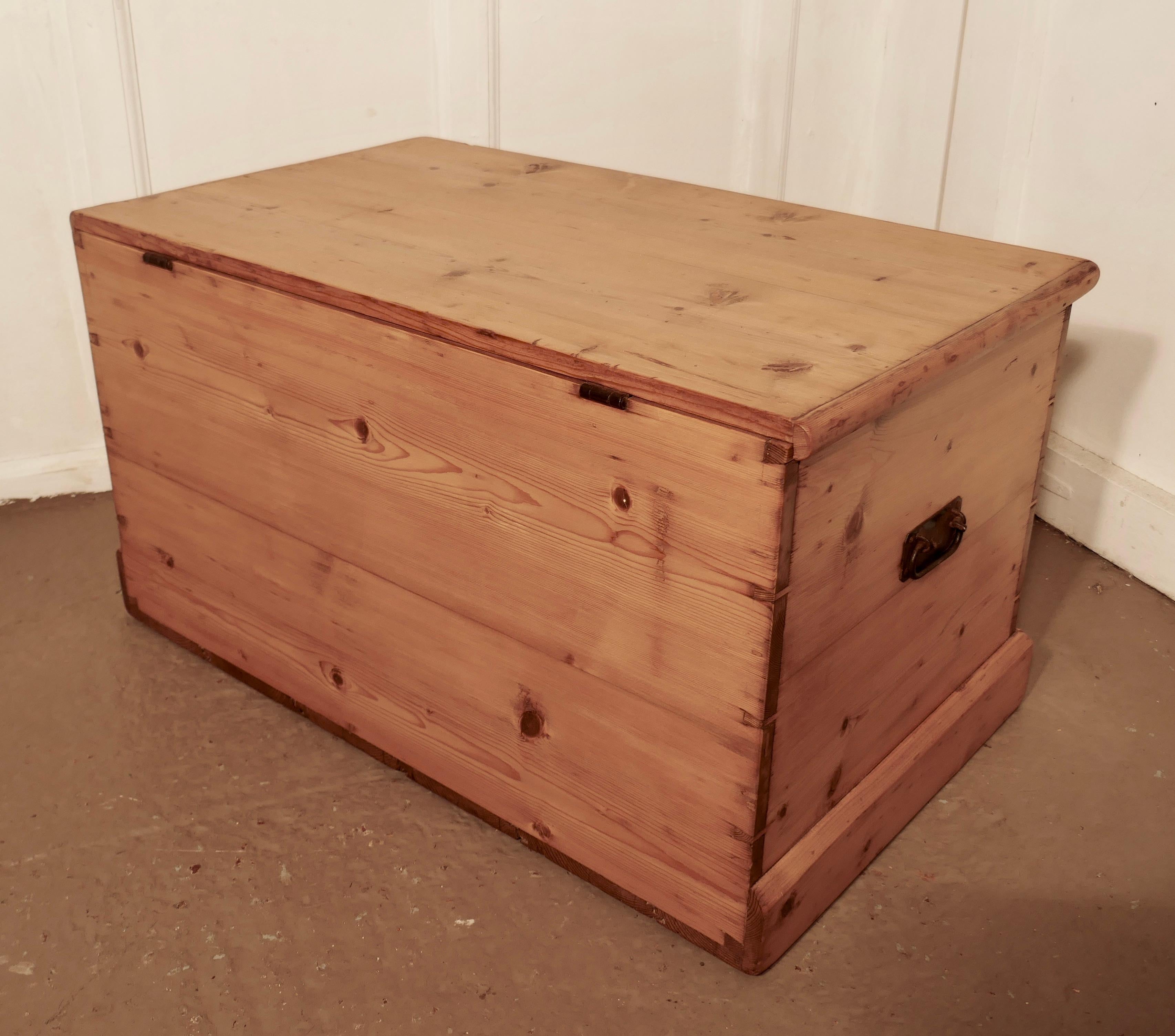 Large Victorian Pine Blanket Box, Coffee Table or Shoe Tidy In Good Condition In Chillerton, Isle of Wight