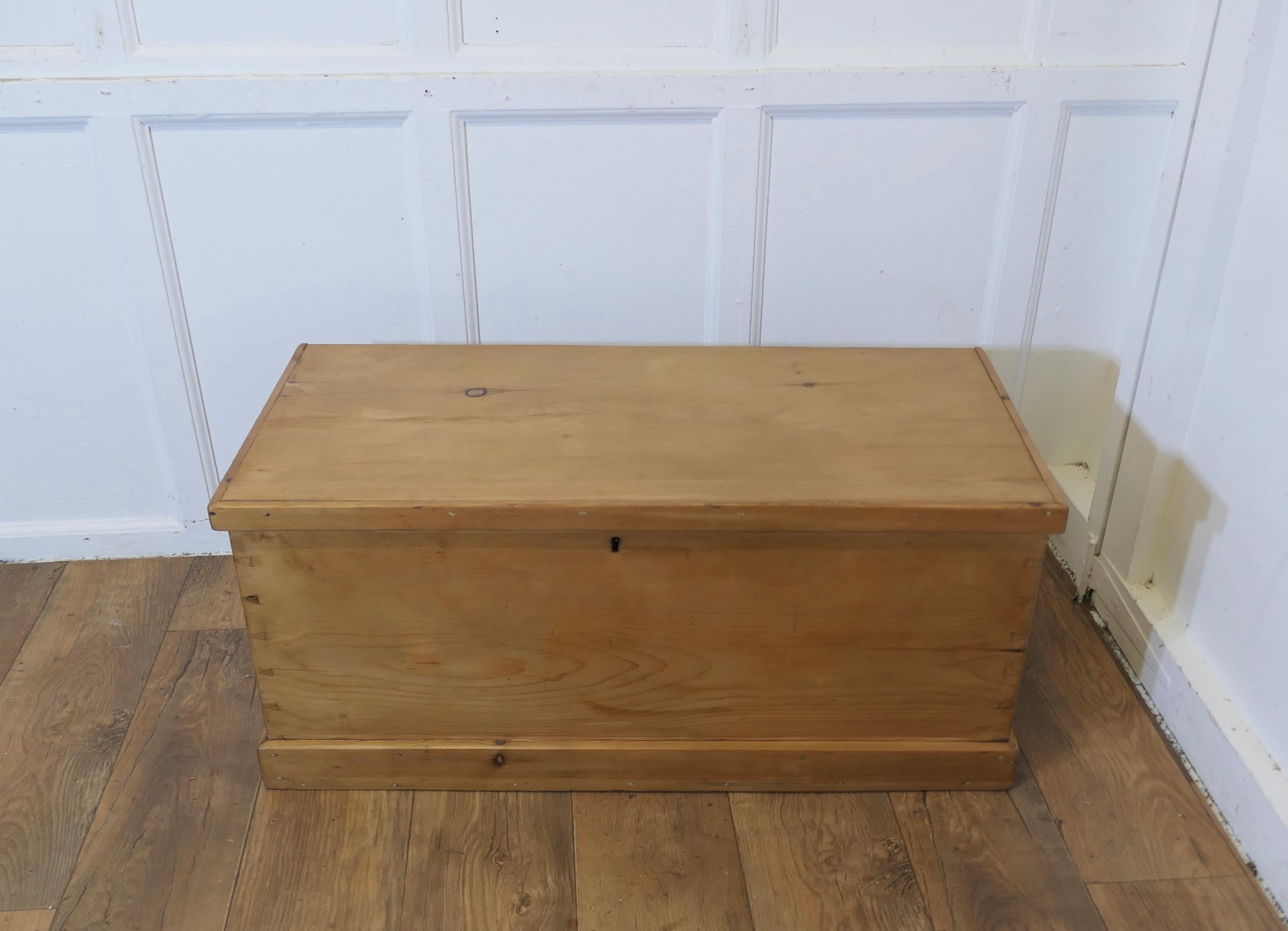 Large Victorian Pine Blanket Box In Good Condition For Sale In Godshill, Isle of Wight