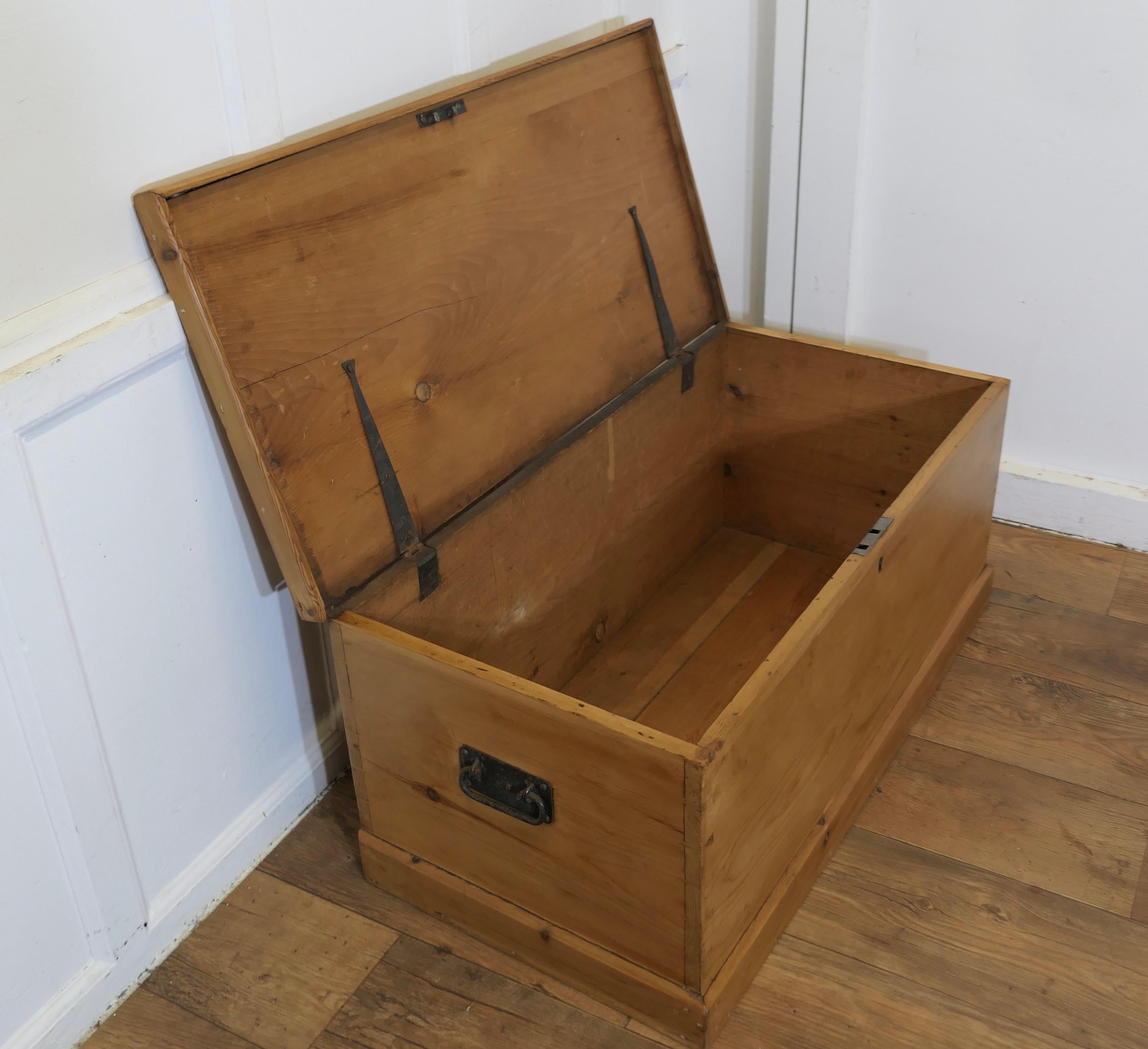 Large Victorian Pine Blanket Box For Sale 1