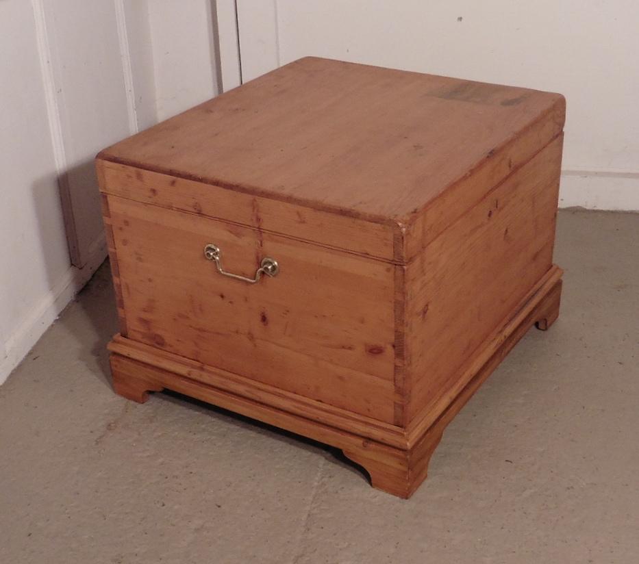 Large Victorian Pine Blanket Box or Coffee Table In Good Condition In Chillerton, Isle of Wight