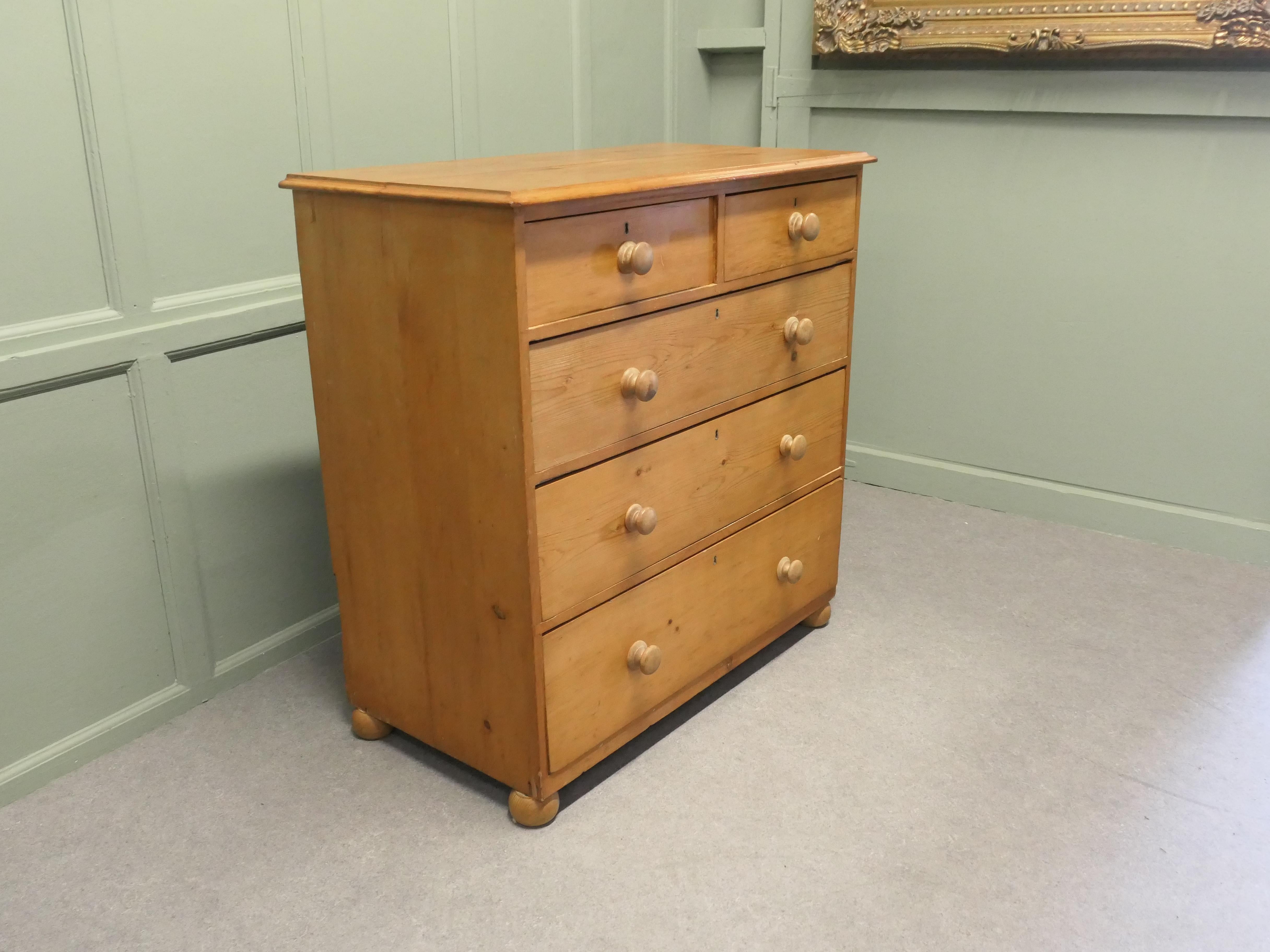 19th Century Large Victorian Pine Chest of Drawers For Sale