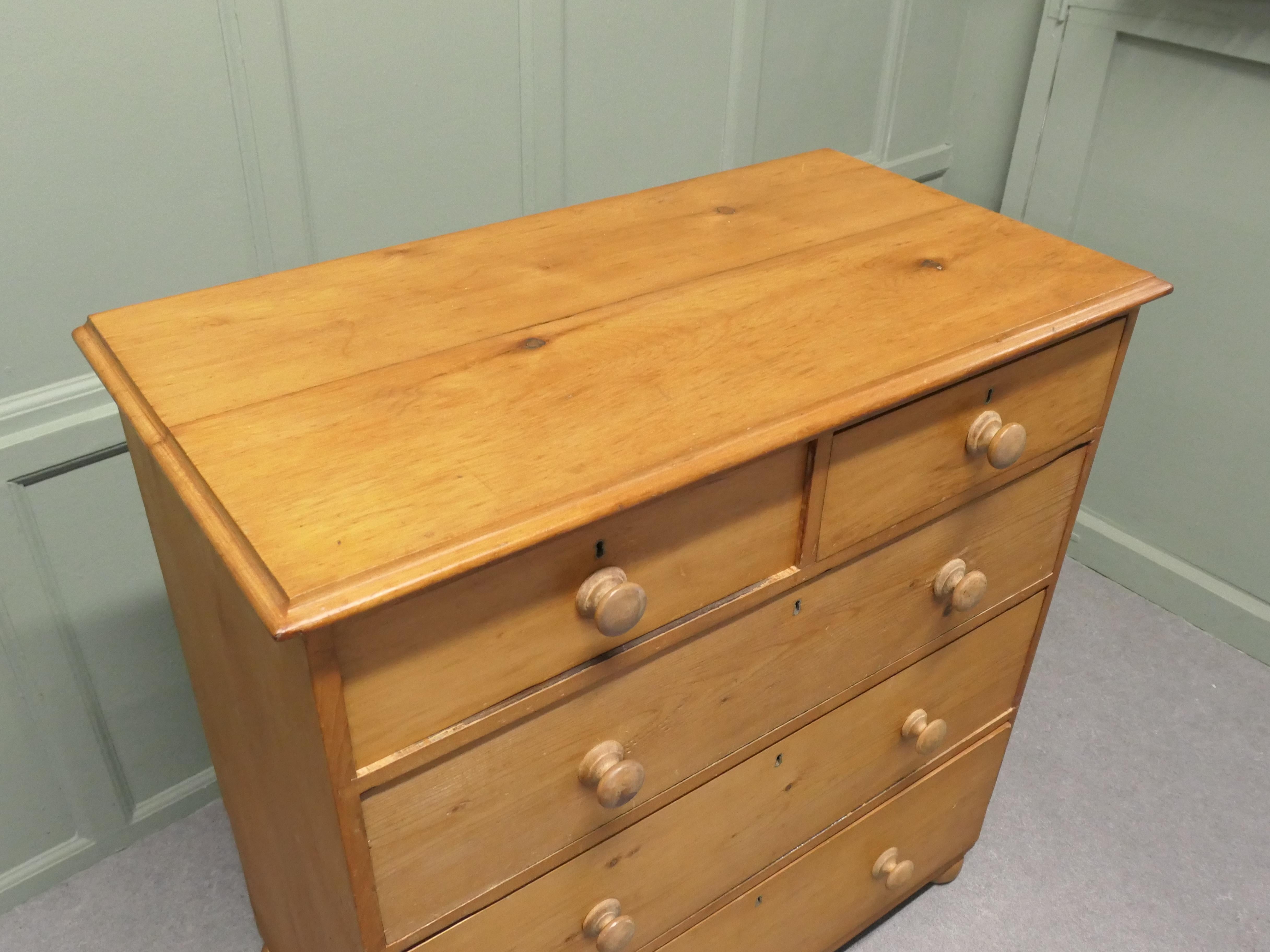 Large Victorian Pine Chest of Drawers For Sale 1