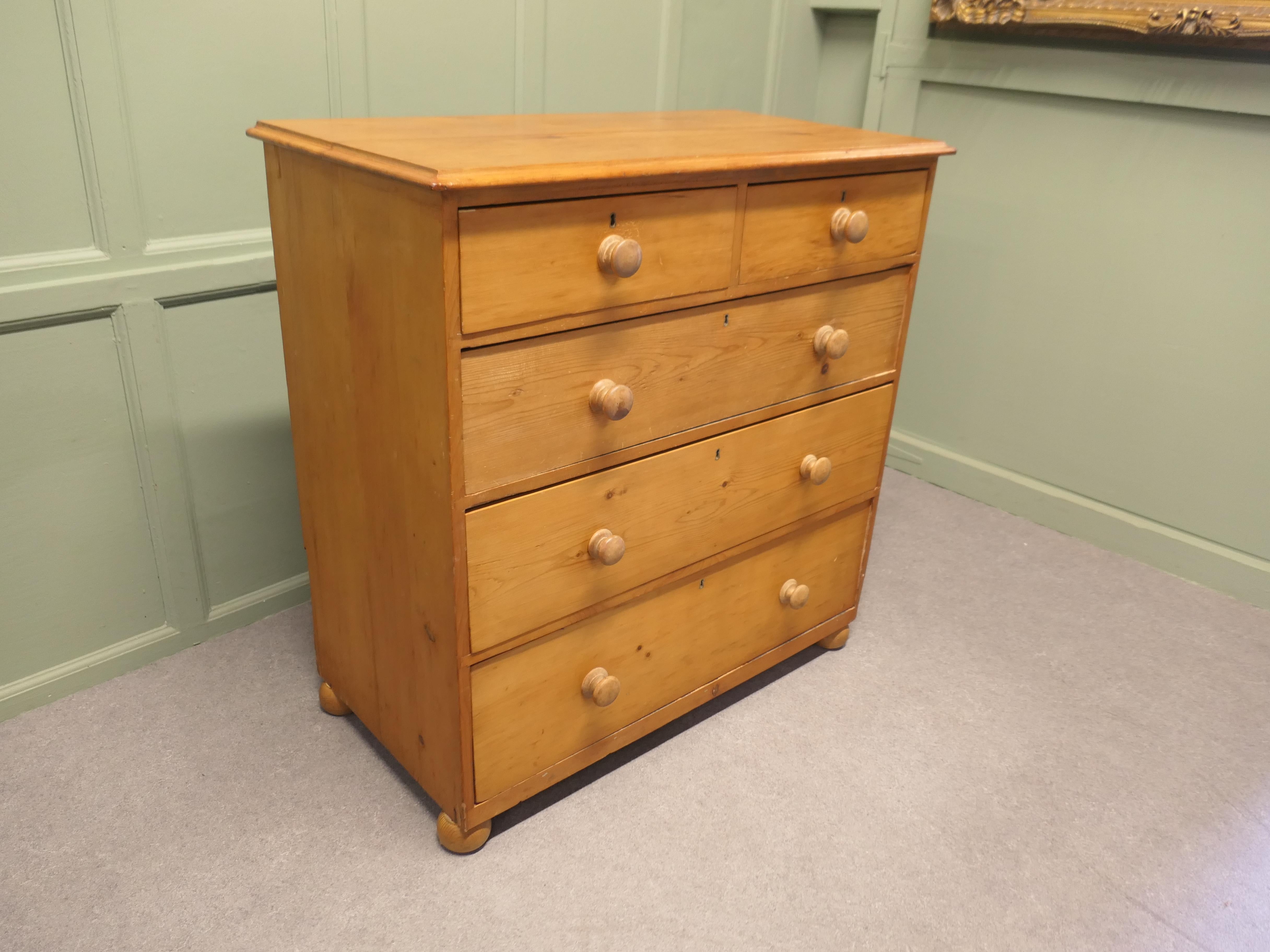 Large Victorian Pine Chest of Drawers For Sale 3