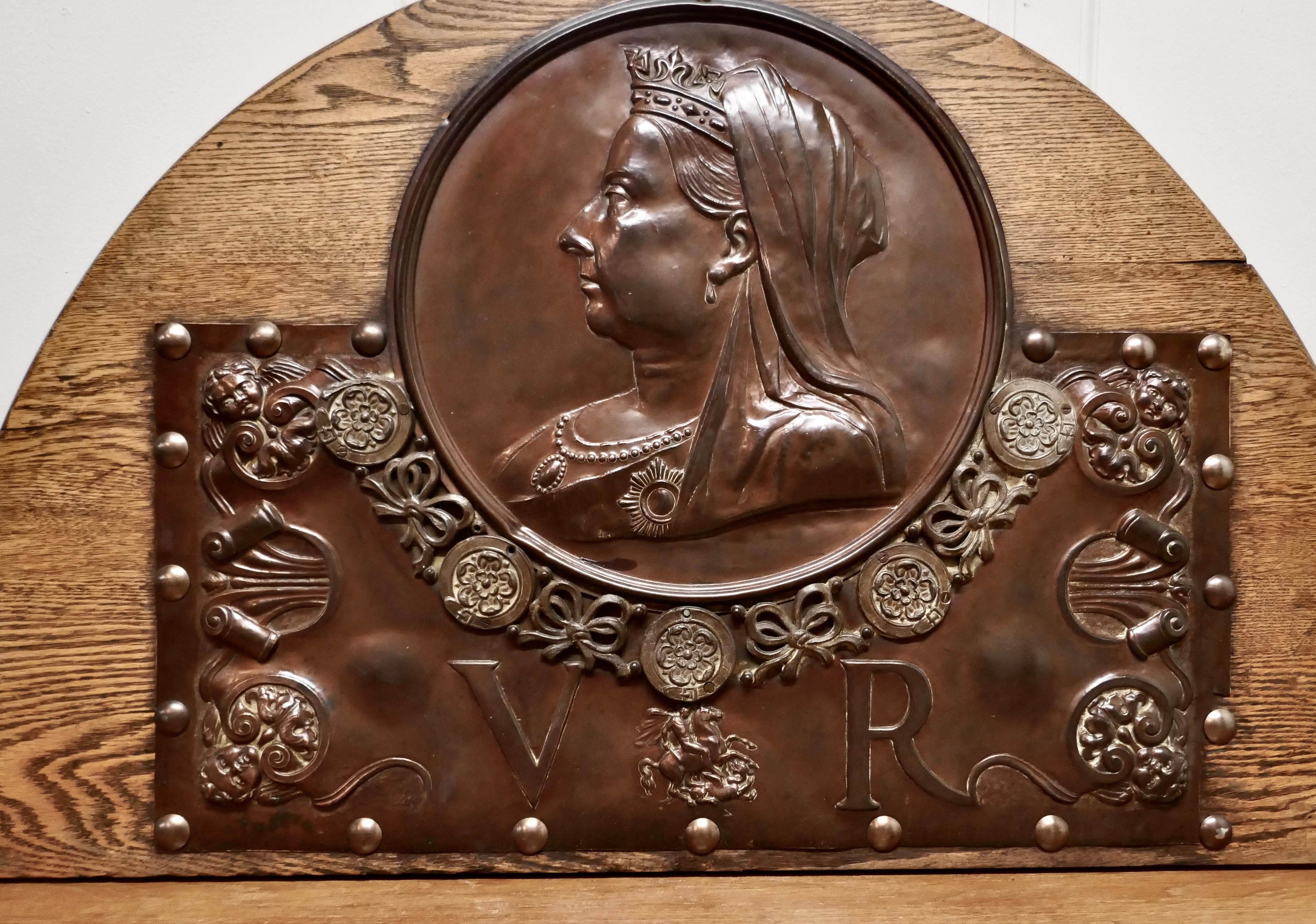 Grande plaque murale victorienne en cuivre à tête de reine en vente 1