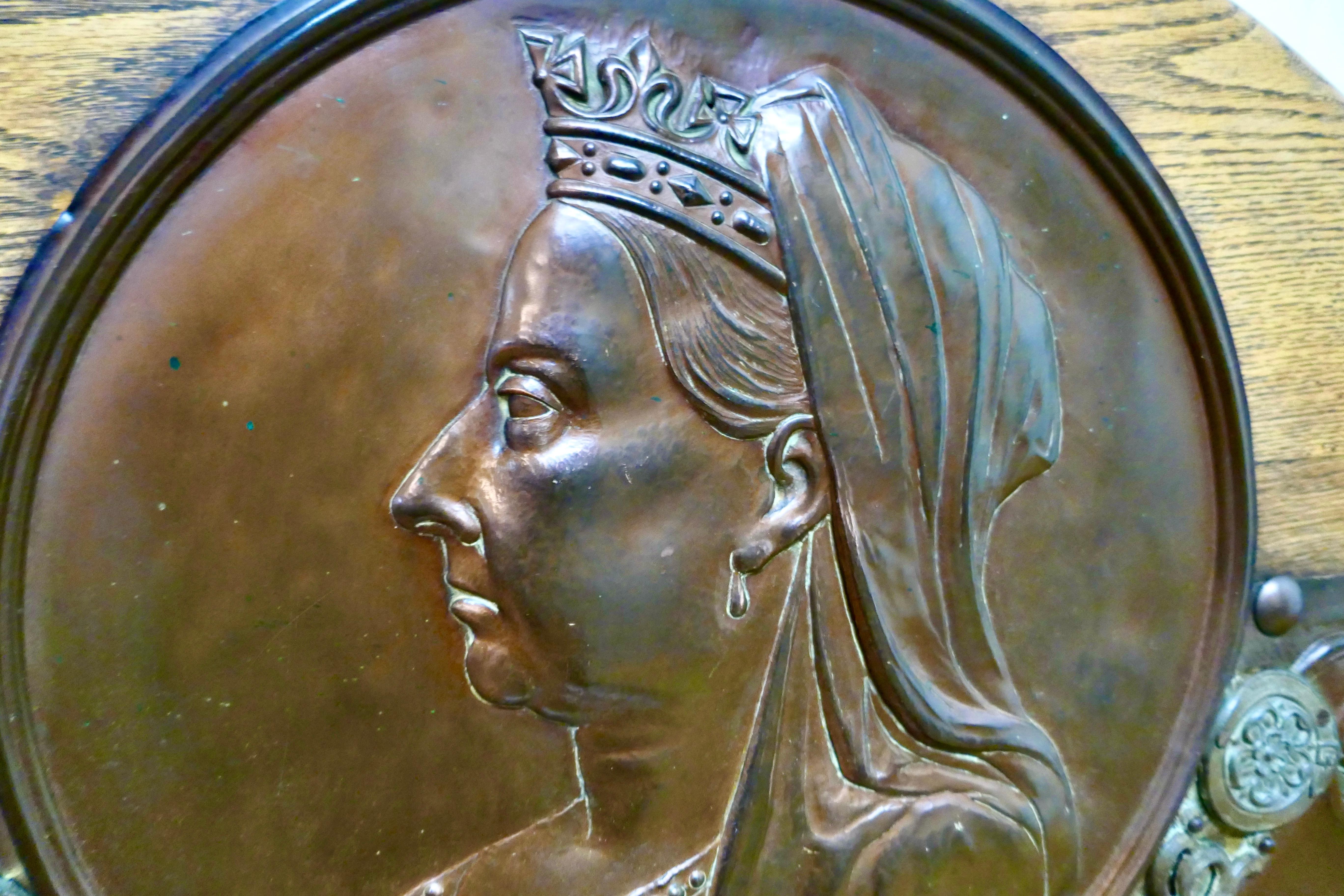 Grande plaque murale victorienne en cuivre à tête de reine en vente 2
