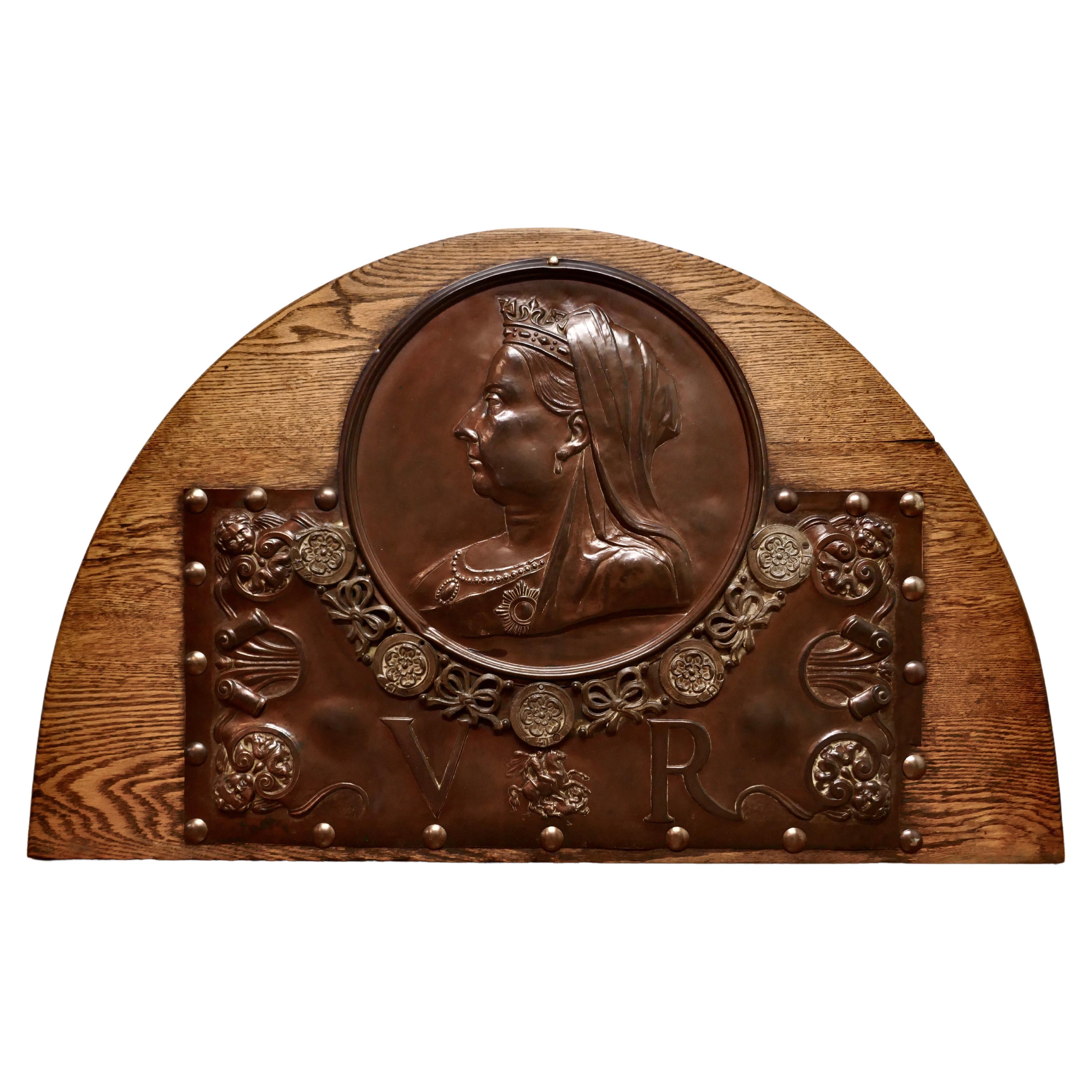 Gran placa victoriana de cobre con cabeza de reina
