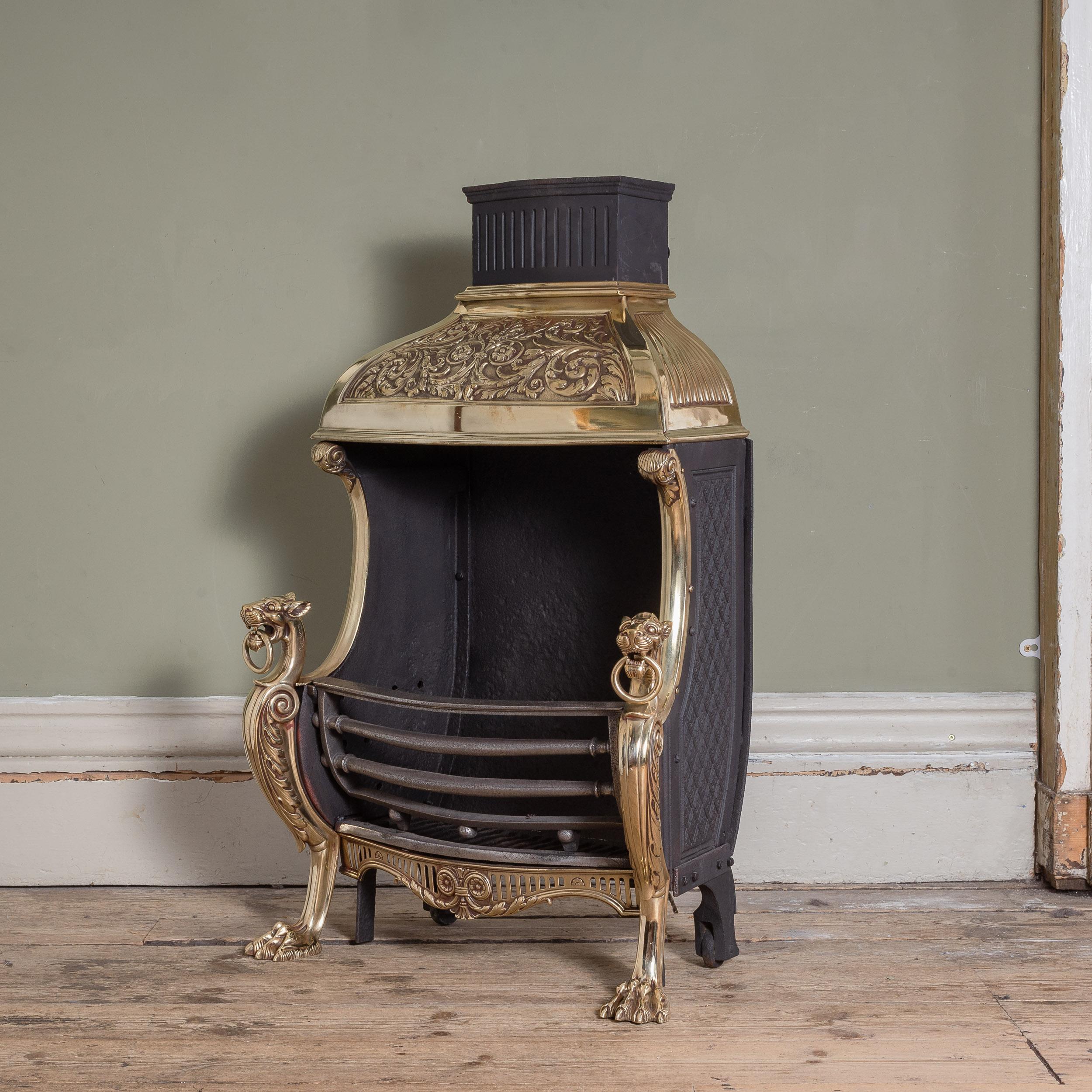 Grande griglia da fuoco vittoriana in ottone e ferro in stile rinascimentale, 1870 ca.
il cappuccio con scie di fogliame decorativo, il cesto affiancato da una coppia di monopodi di pantera.

Dimensioni:	96,5 cm (38