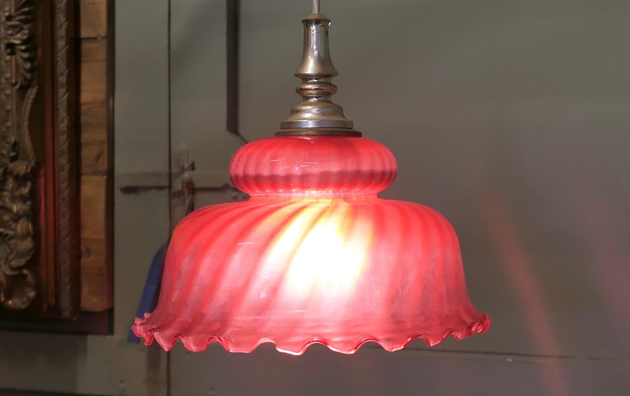 Grande paralume a sospensione da soffitto in vetro rubino vittoriano

Questo paralume vittoriano molto attraente può essere montato sul tuo pendente da soffitto esistente, è in buone condizioni vintage e viene fornito con tutti gli accessori moderni