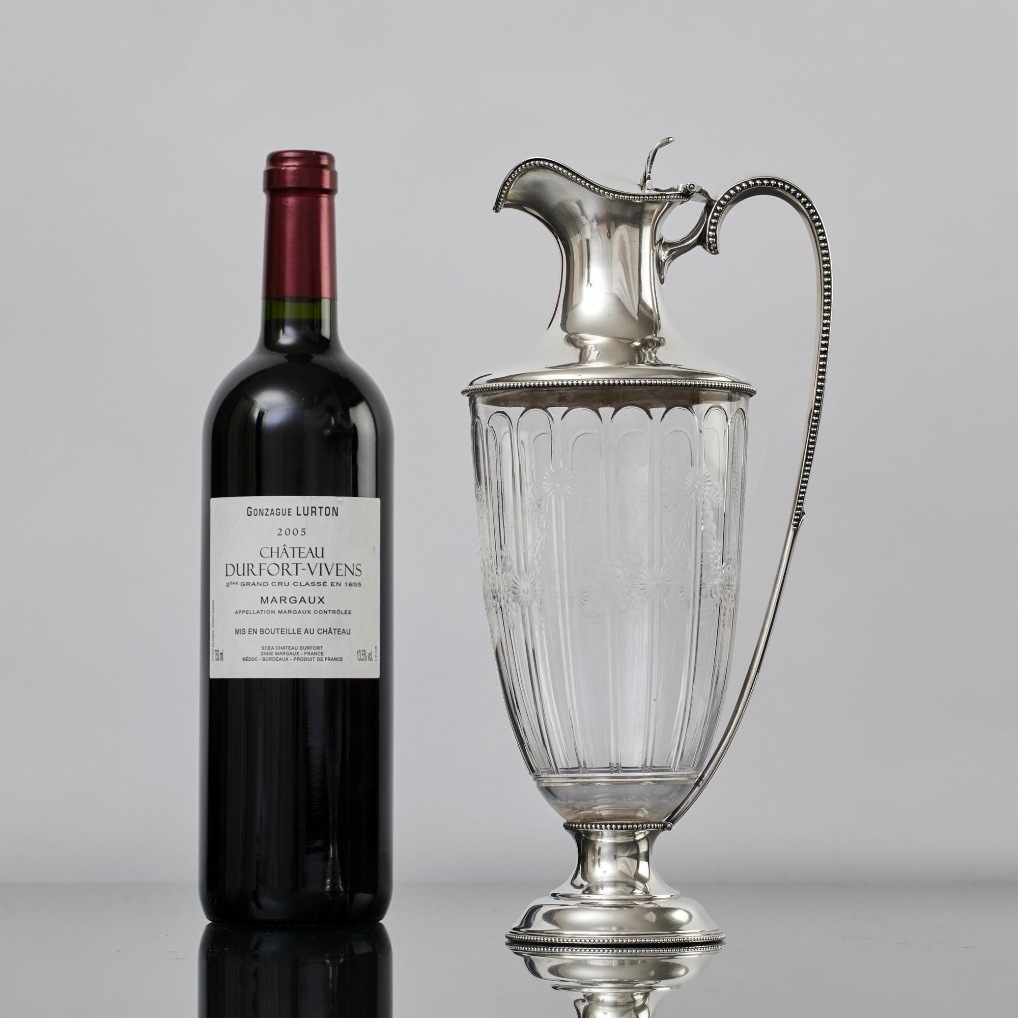 Elegant pichet à vin antique en verre gravé de style néoclassique avec anse et montures en argent. Fabriqué à la fin de l'ère édouardienne, le corps en verre de la cruche est soufflé à la main et magnifiquement gravé à la main de motifs floraux en