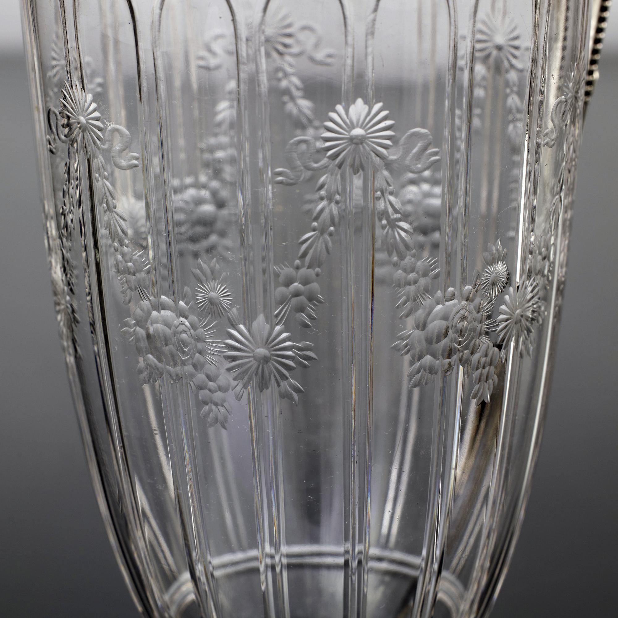 Pichet à vin en verre taillé et argent de style classique Bon état - En vente à London, GB