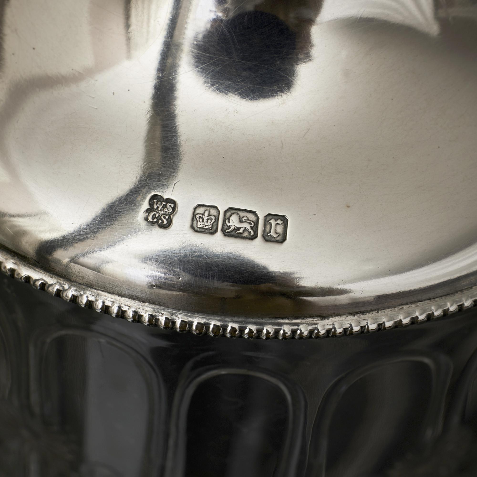 Pichet à vin en verre taillé et argent de style classique en vente 1