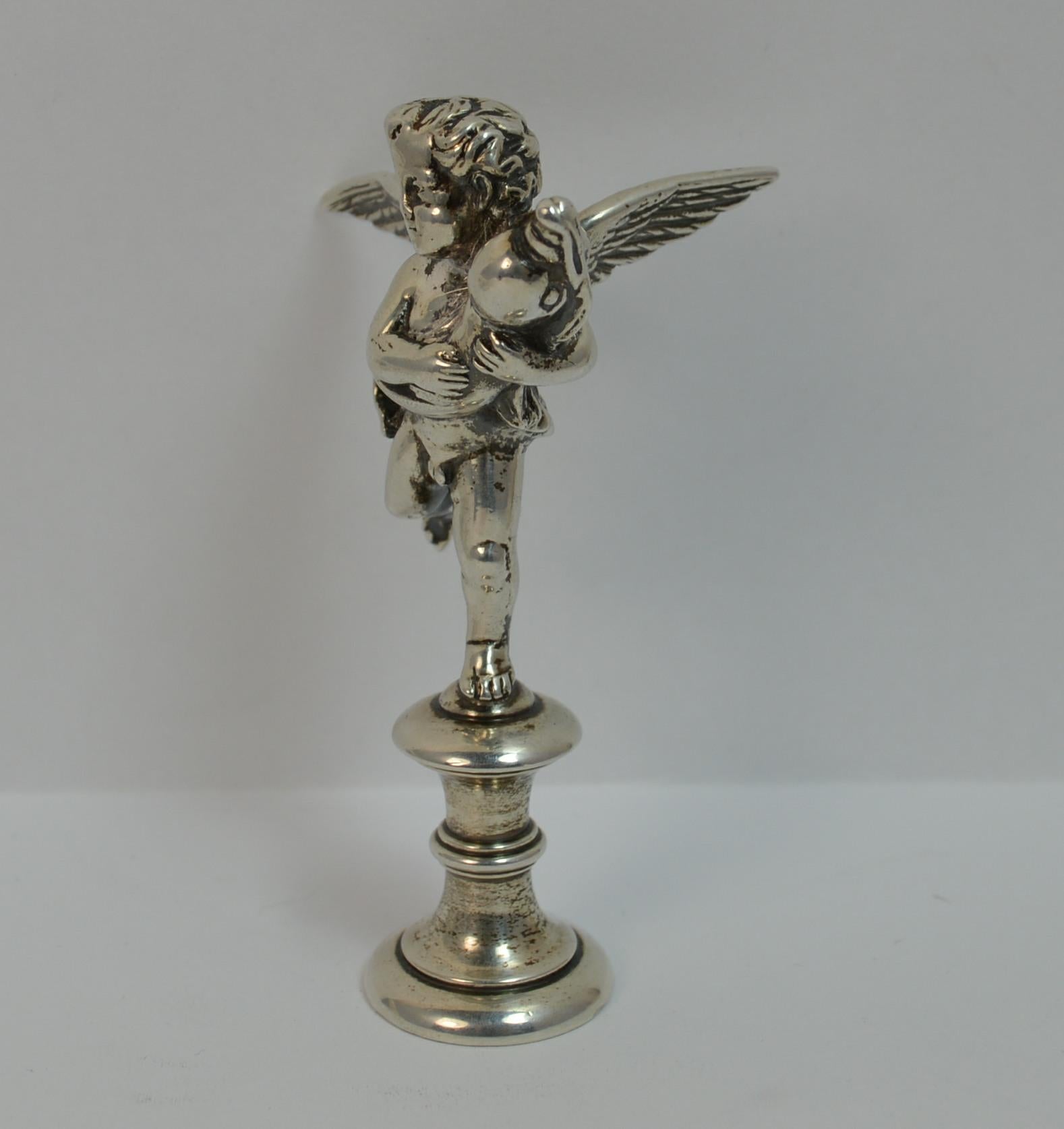 A highly unusual solid silver intaglio seal circa 1870.

Stylish piece with a Cherub holding dolphin.

Plain circular base.


Hallmarks ; none, tested

Weight ; 80.3 grams

Size ; 80mm tall, 22mm base

Period ; Victorian

Condition ; Good for age.