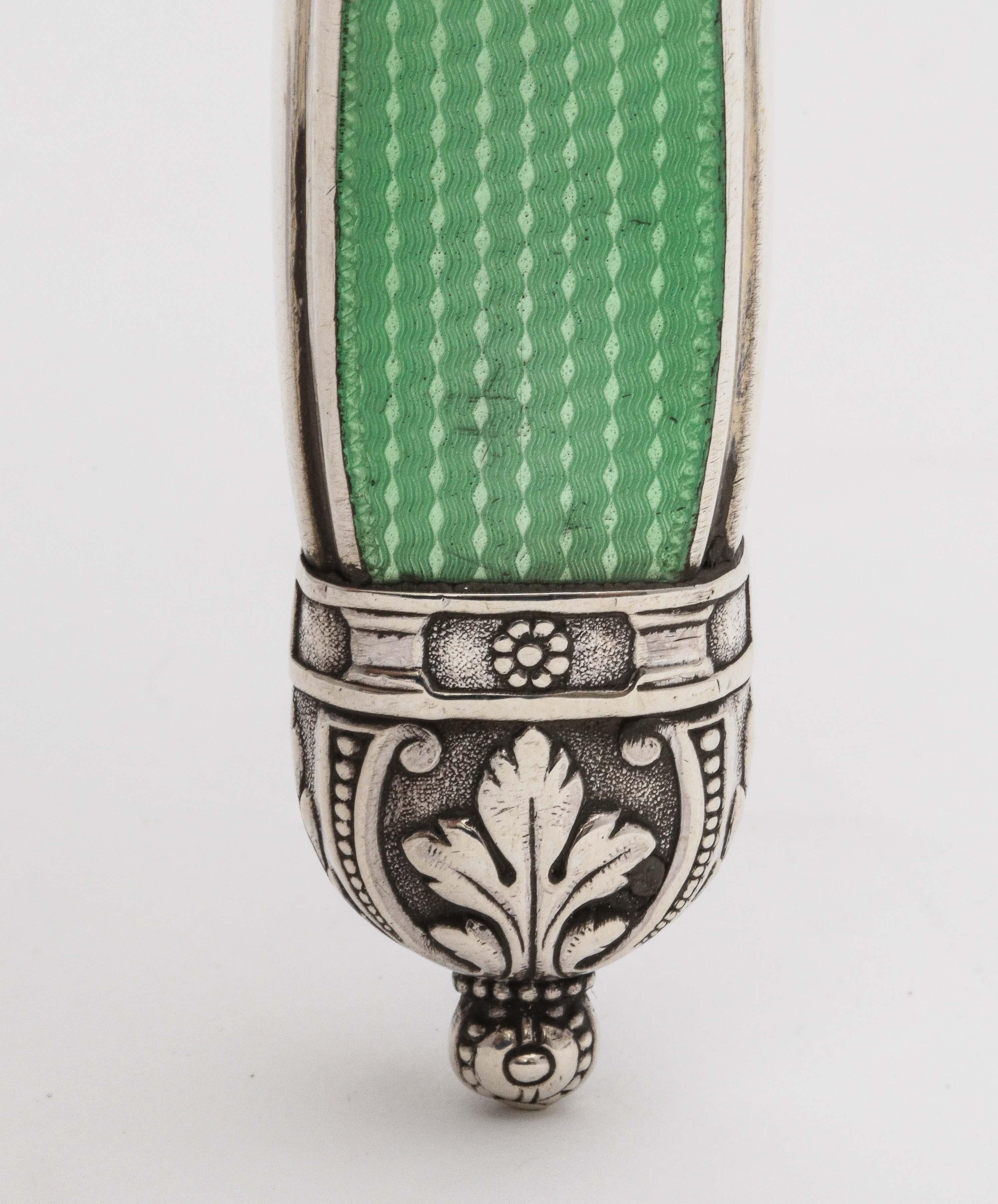 Grand ouvre-plat victorien en argent sterling et émail guilloché vert clair en vente 7