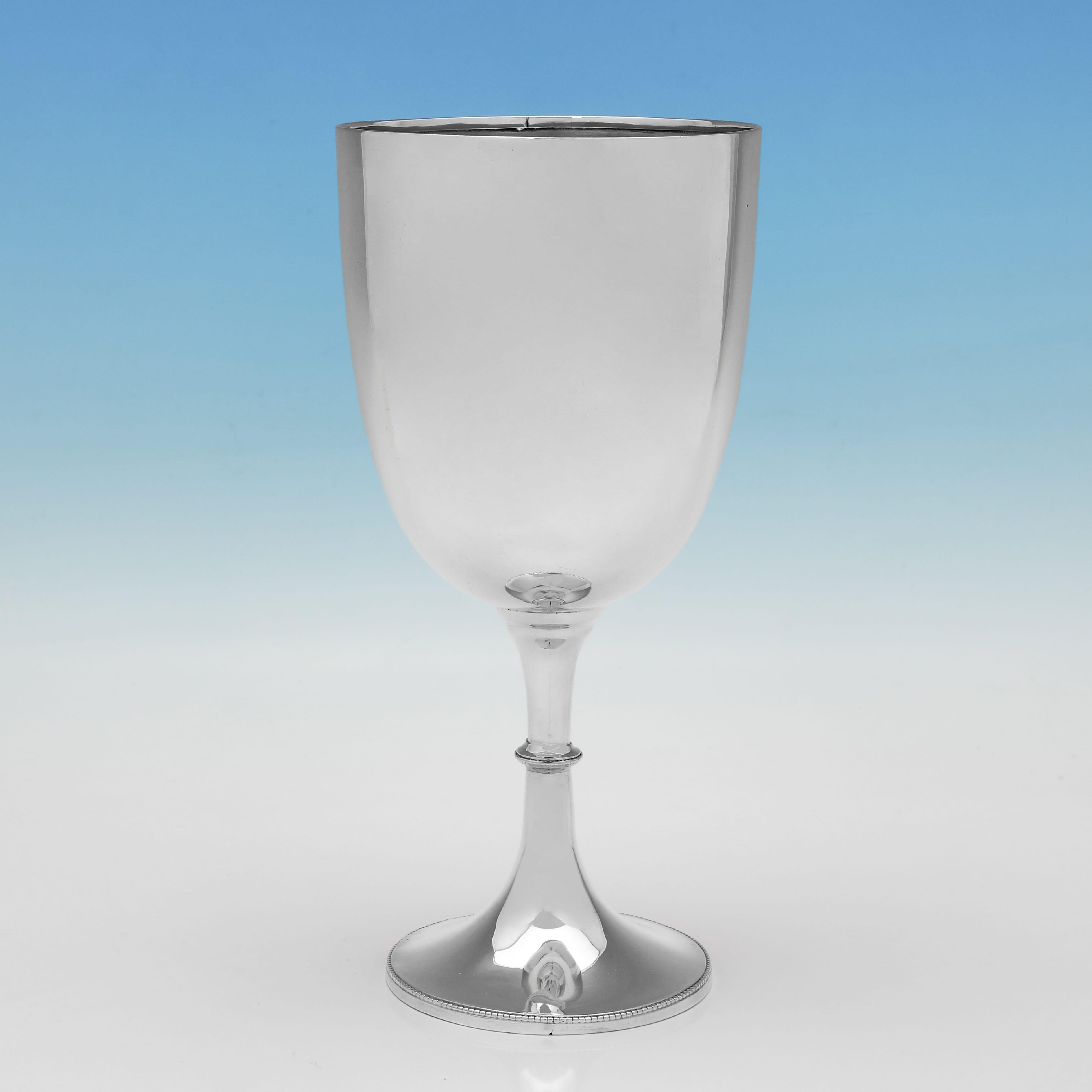 Punziert in Sheffield im Jahr 1885, diese große, viktorianische, antike Sterling Silber Pokal, ist sehr schlicht im Stil mit einfachen Perlen Grenzen. Der Kelch ist 22 cm (8,75