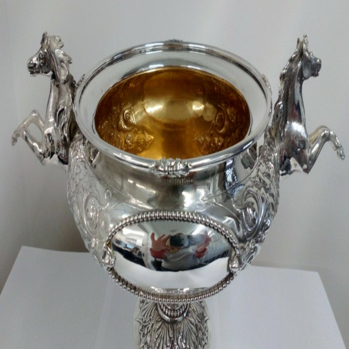 Grande trofeo da equitazione vittoriano in argento sterling di Robert Hennell III del 1867

In ottime condizioni, si tratta di un imponente centrotavola vittoriano in argento con due teste di cavallo e manici di gambe al galoppo.

La ciotola è