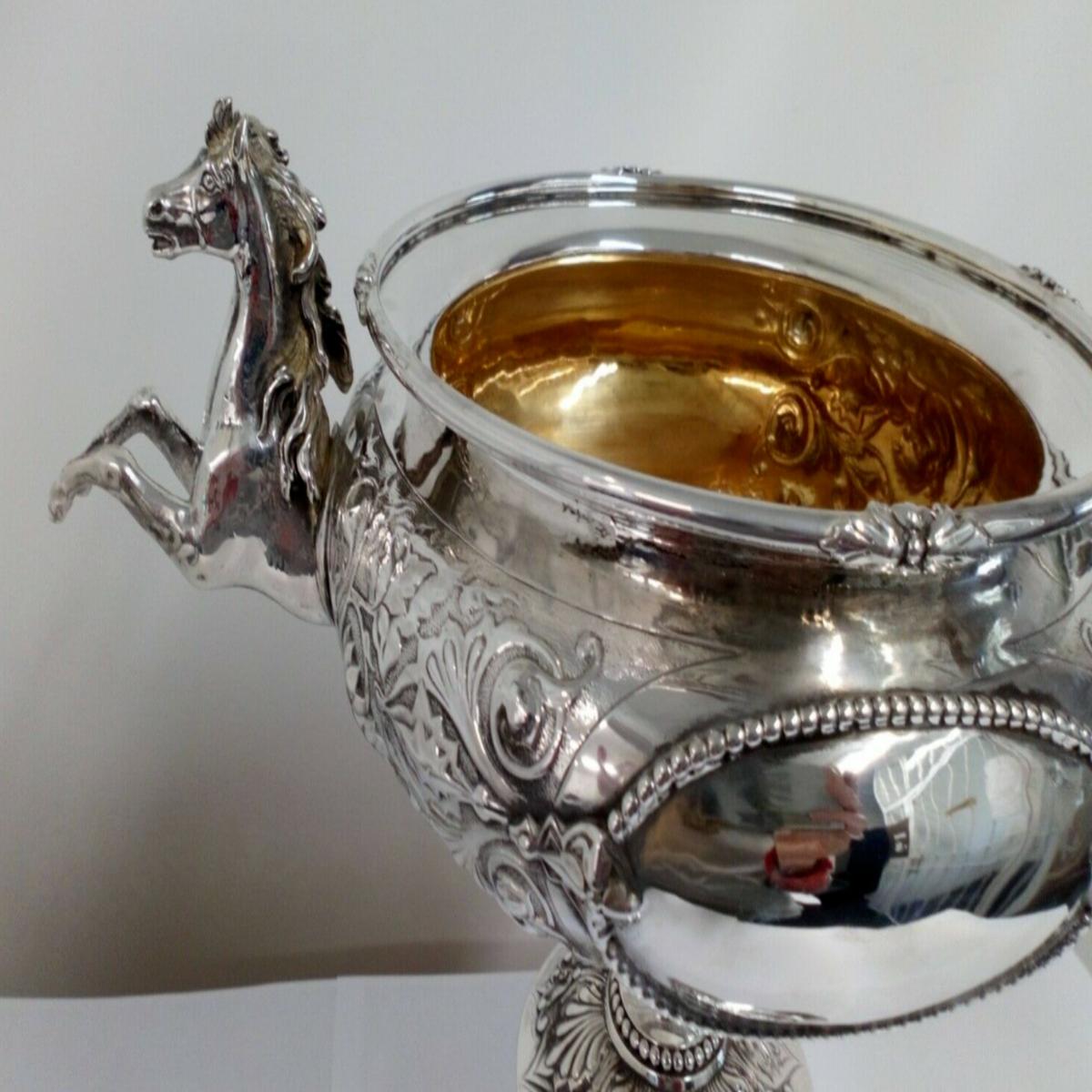 Grande trofeo da equitazione vittoriano in argento sterling di Robert Hennell III, 1867 in vendita 2