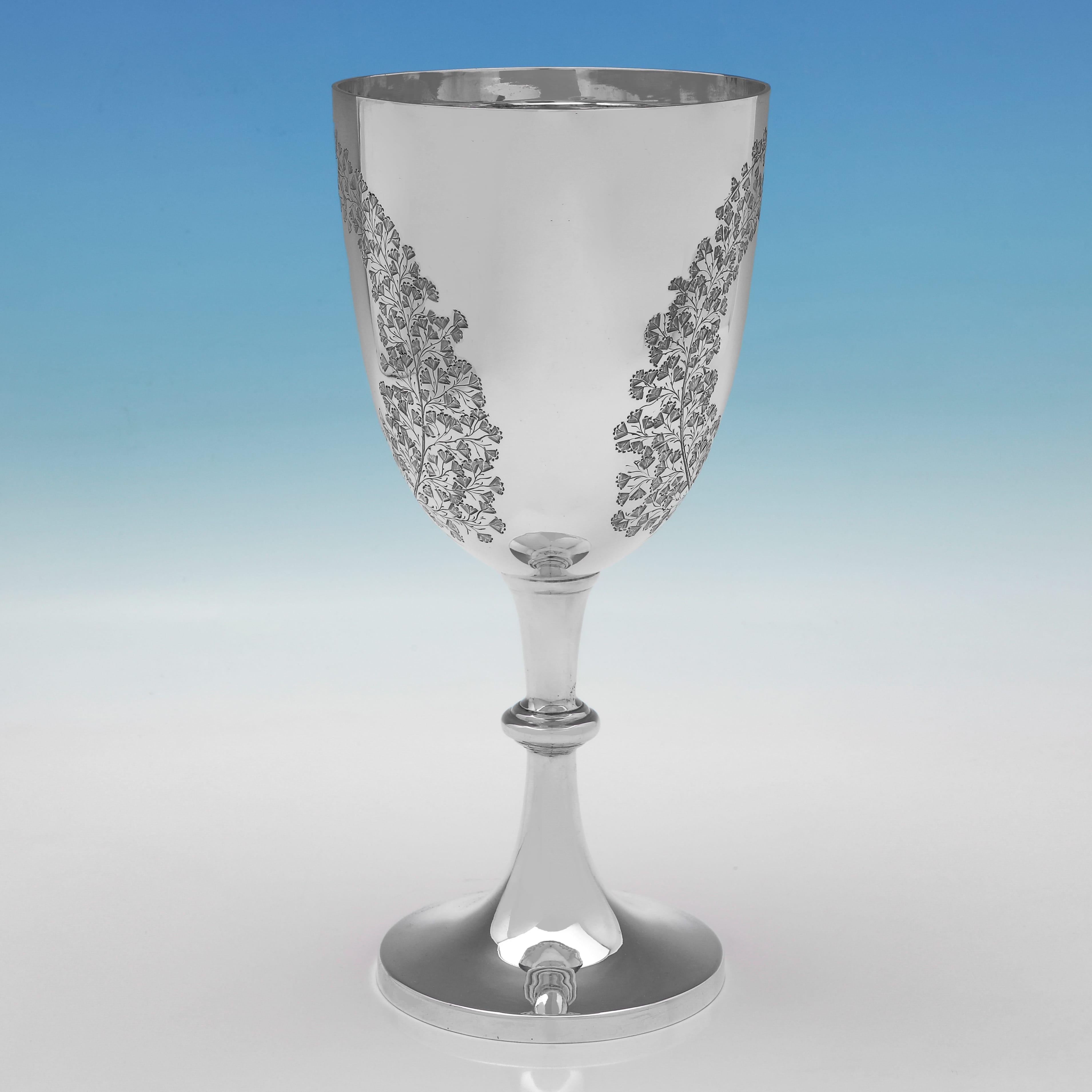Marcada en Sheffield en 1900 por Bowman Ltd., esta atractiva y gran copa victoriana de plata de ley antigua tiene grabado un laurel y una base y un pie lisos. La copa mide 27 cm de alto por 12,5 cm de diámetro y pesa 1,6 onzas troy.