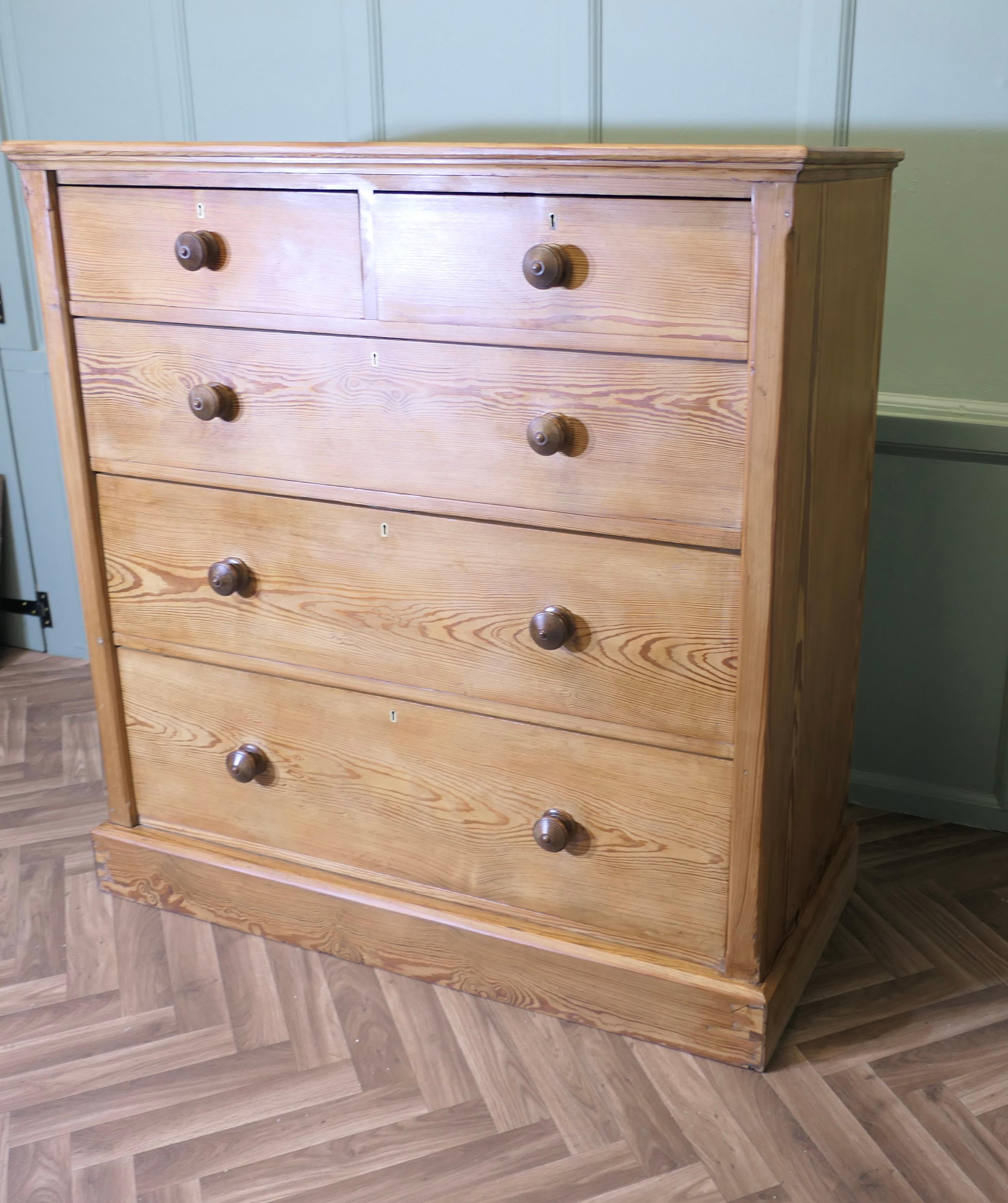 Large Victorian Stripped Pine Chest of Drawers Bon état - En vente à Godshill, Isle of Wight