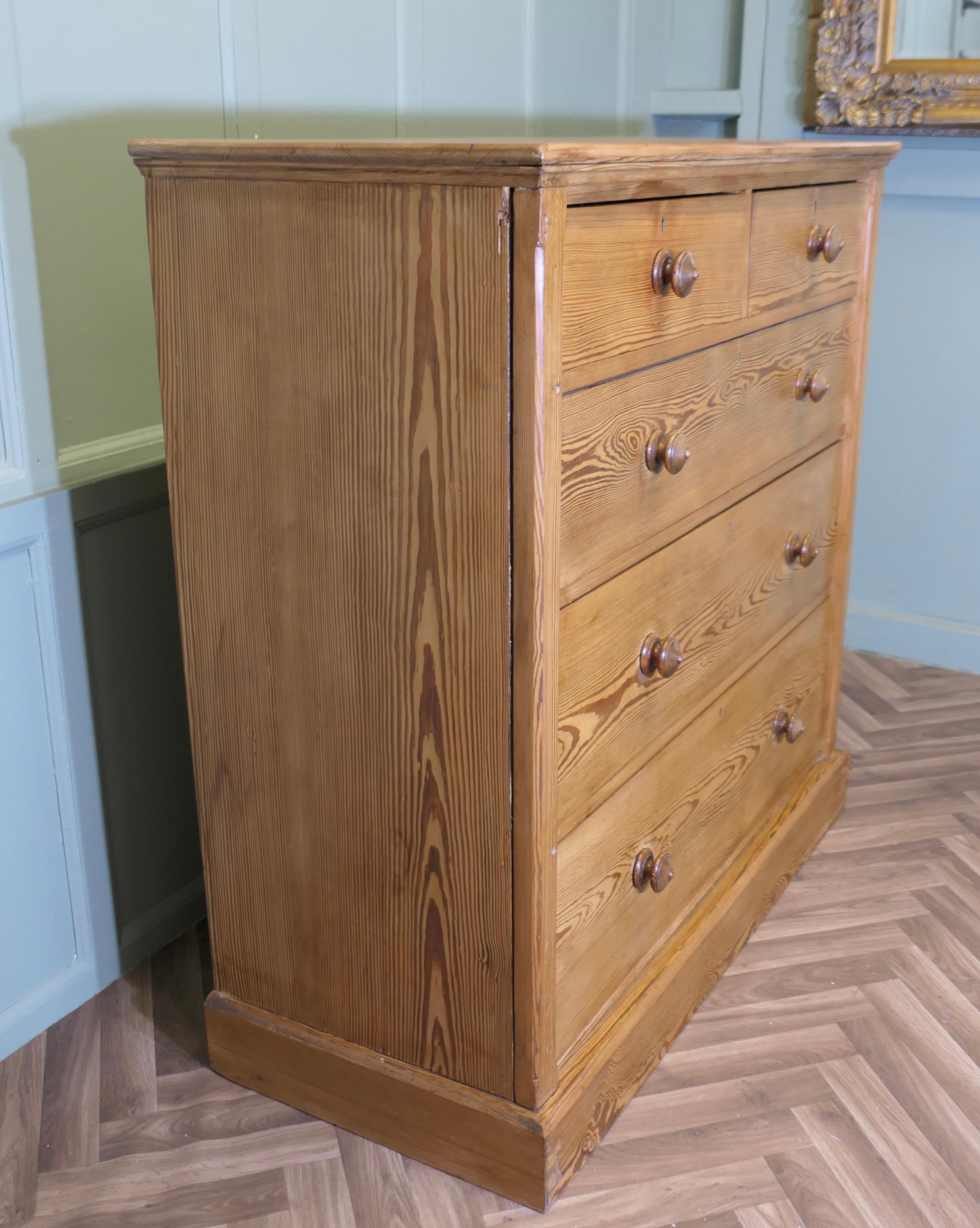 XIXe siècle Large Victorian Stripped Pine Chest of Drawers en vente