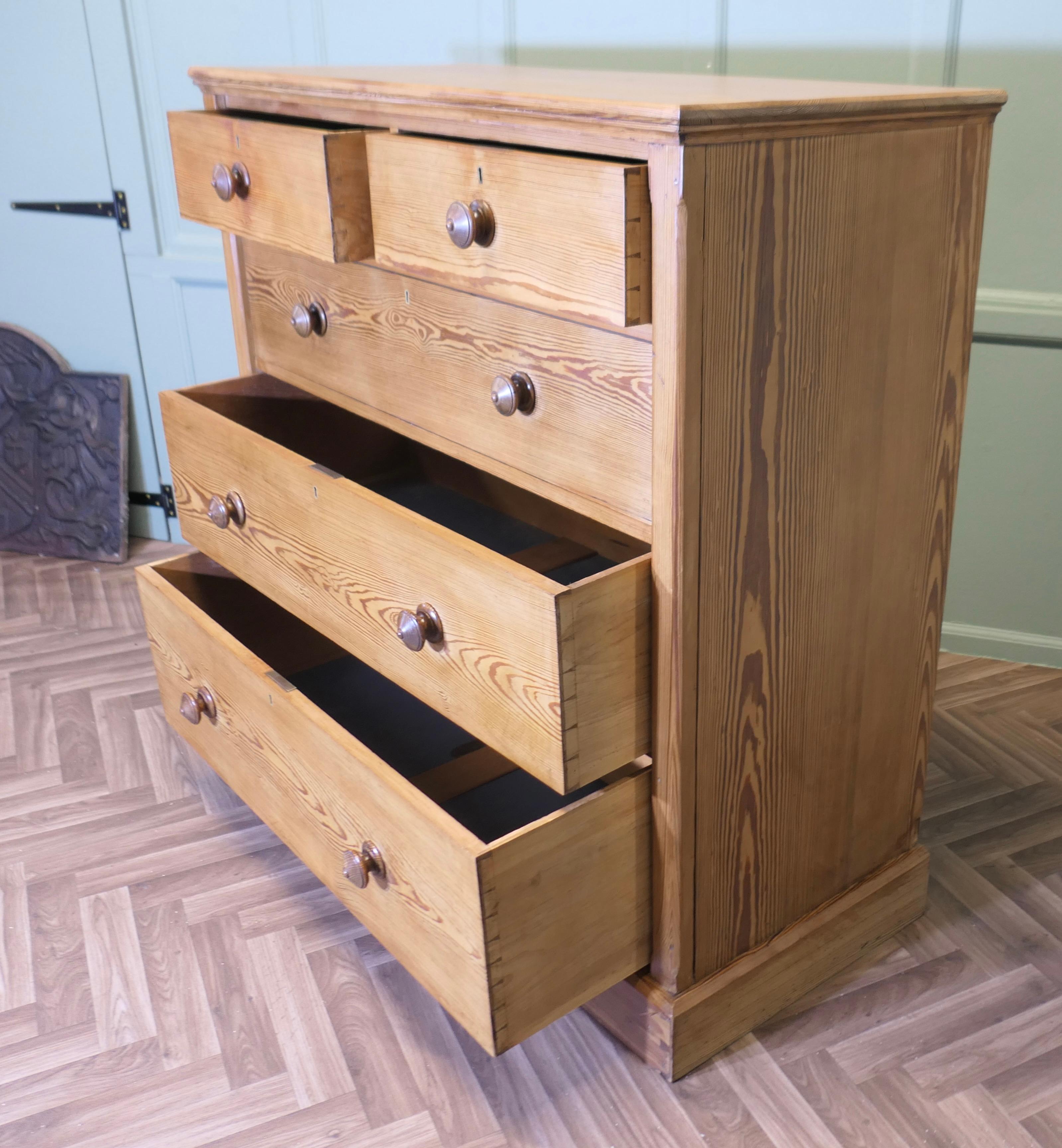 Large Victorian Stripped Pine Chest of Drawers en vente 1