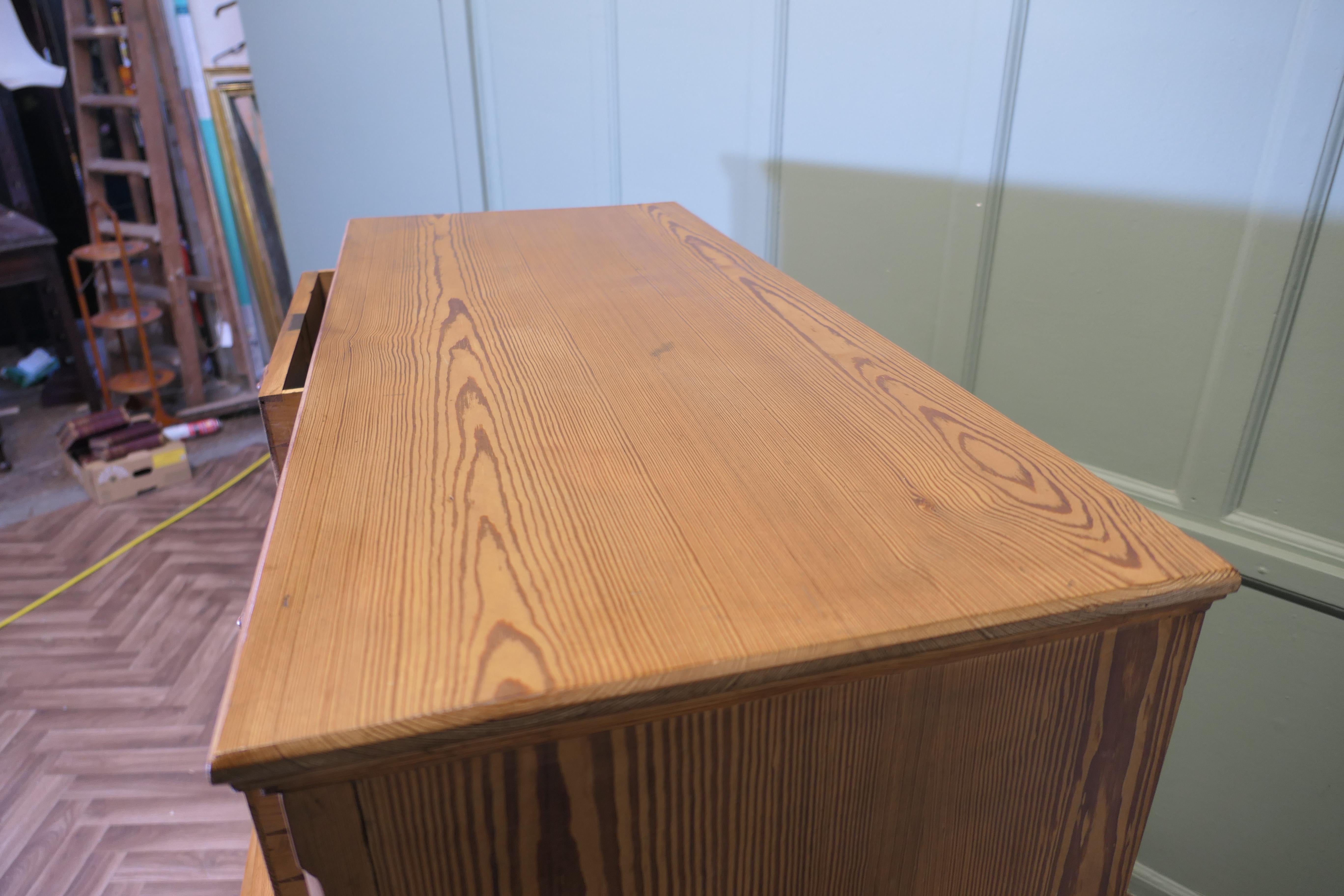 Large Victorian Stripped Pine Chest of Drawers en vente 3