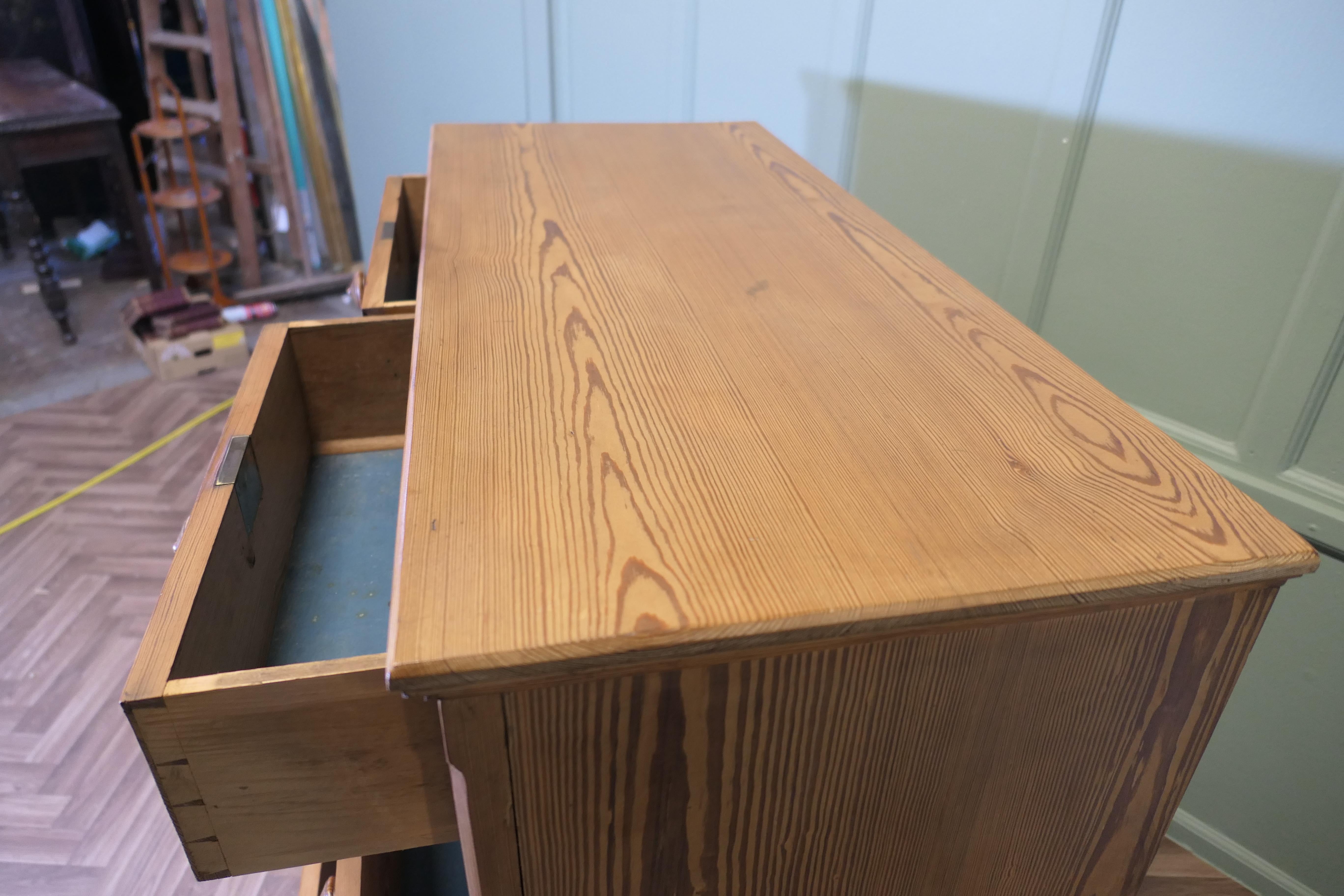 Large Victorian Stripped Pine Chest of Drawers en vente 4