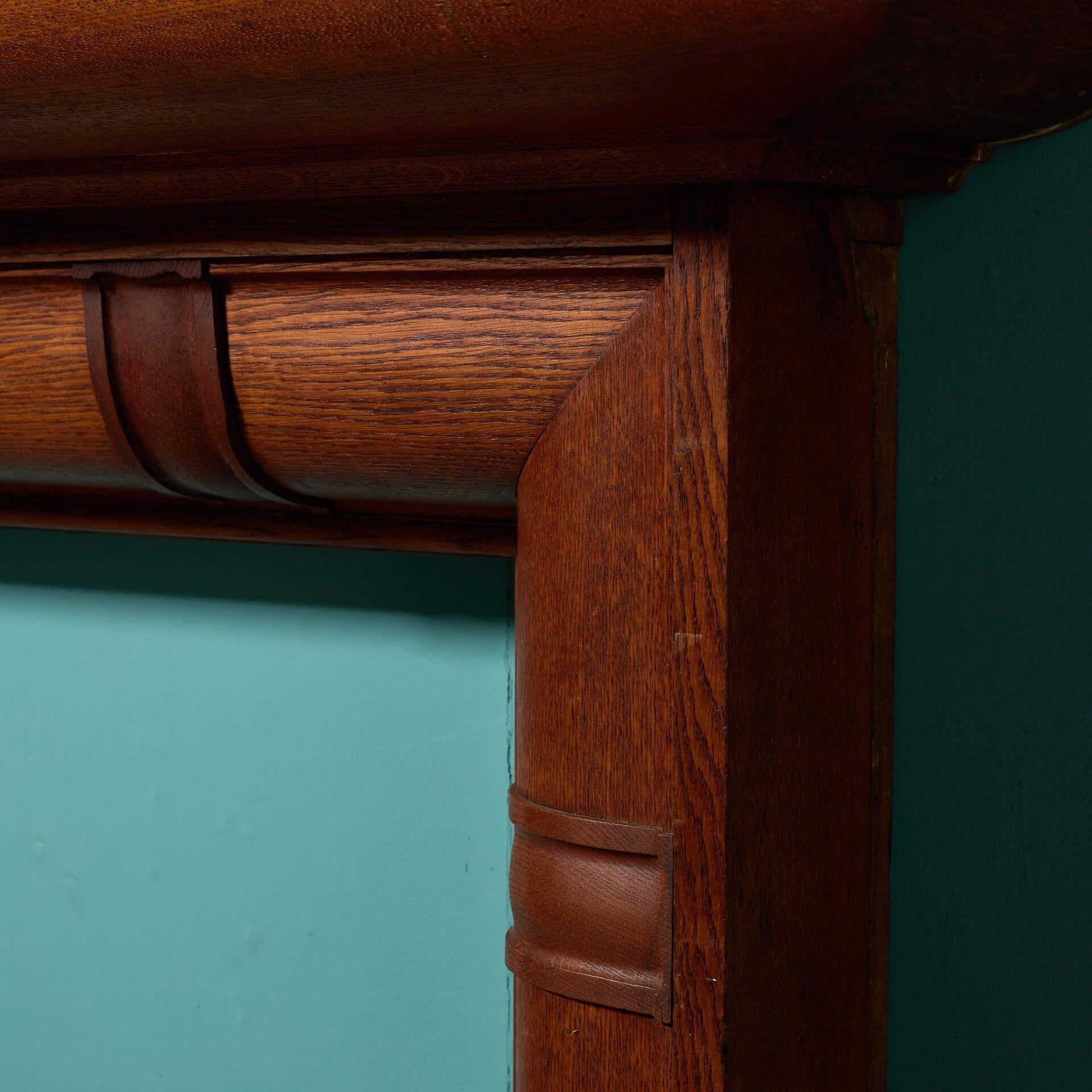 XIXe siècle Grande cheminée de style victorien en chêne en vente