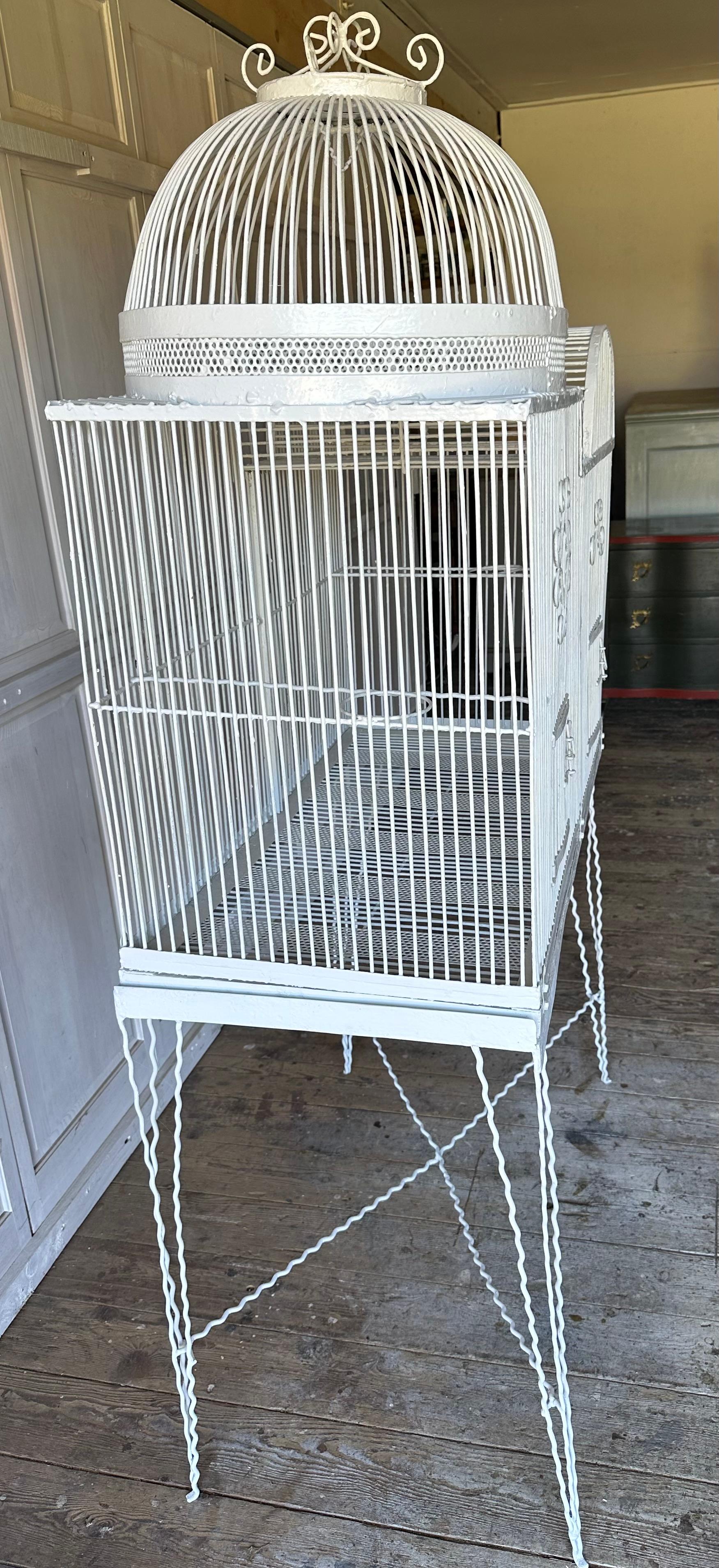 Grande gabbia per uccelli dipinta di bianco in stile vittoriano su supporto In condizioni buone in vendita a Sheffield, MA