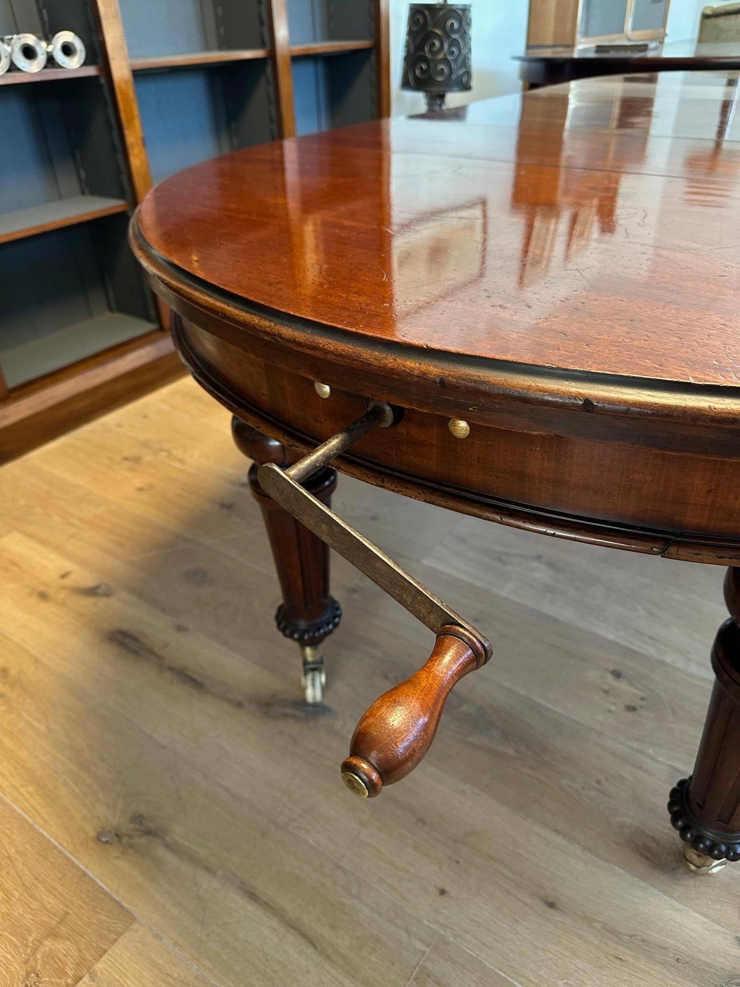 Large Victorian walnut dining table in vendita 5