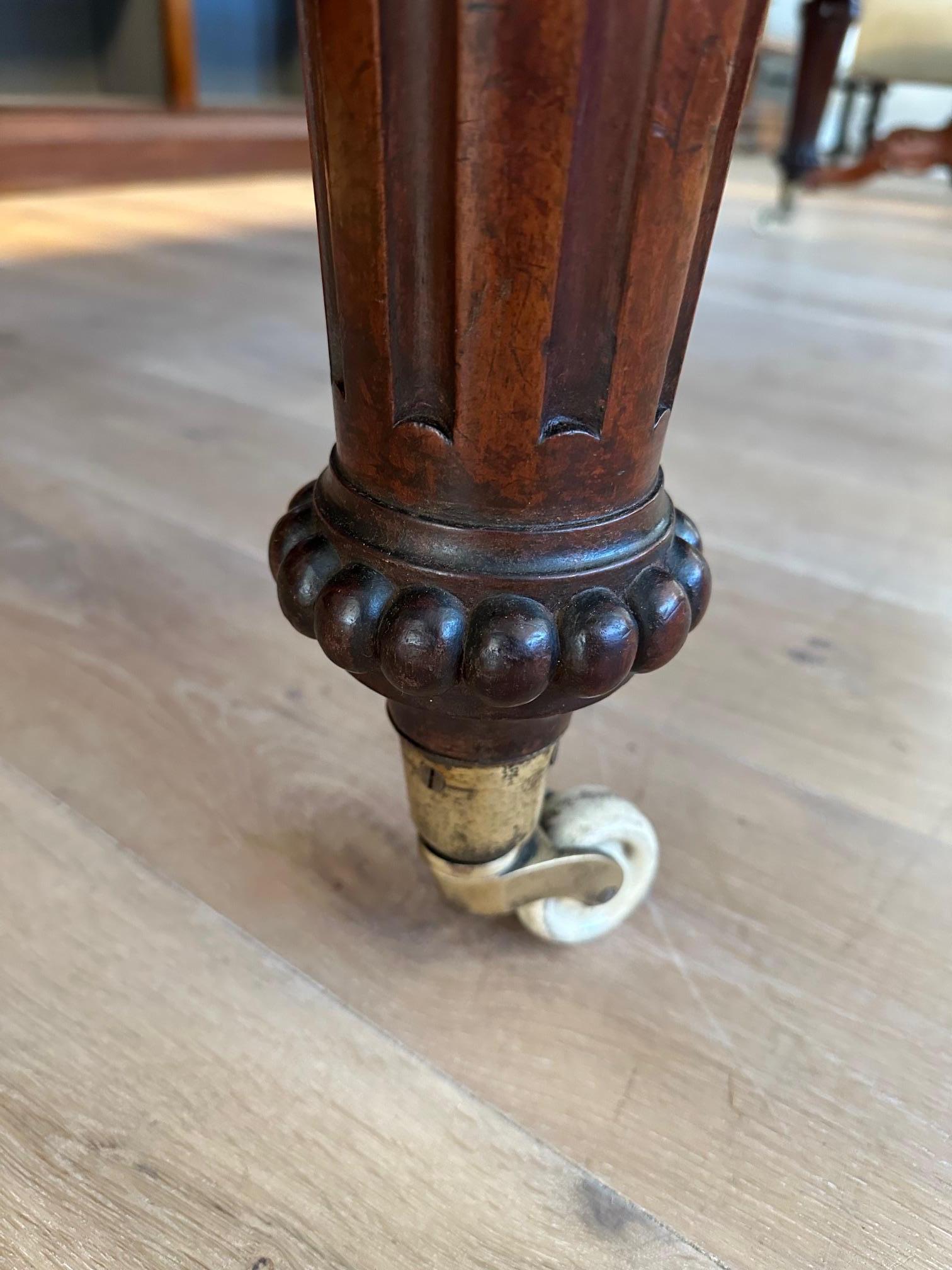 Large Victorian walnut dining table in vendita 6