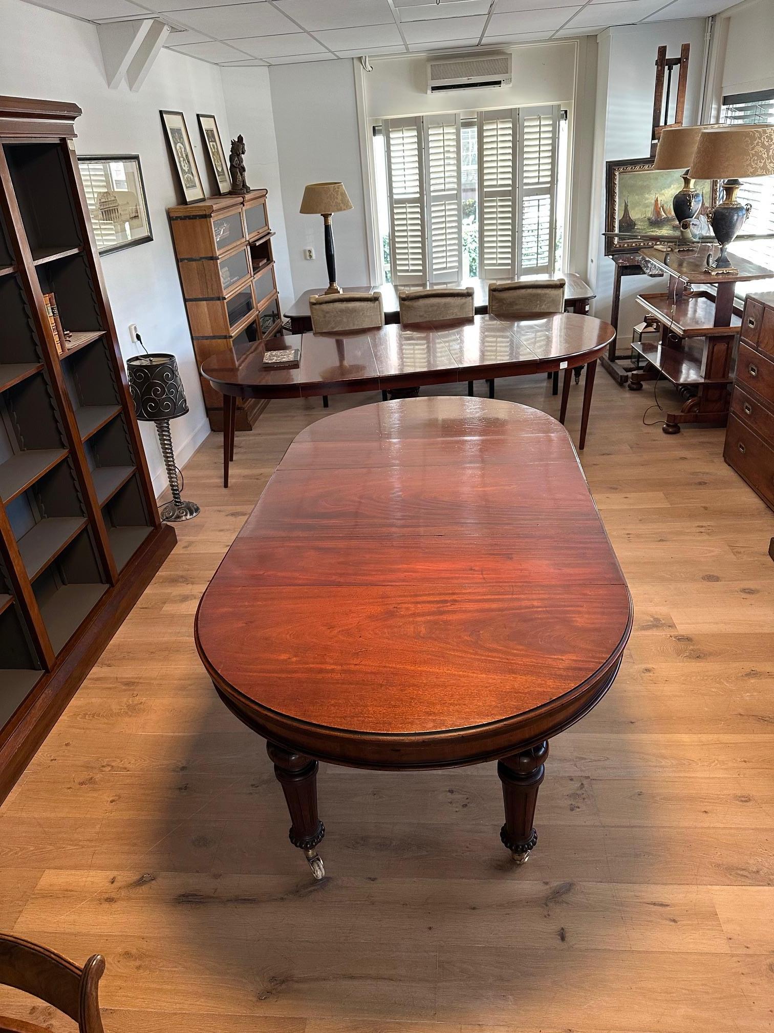 Large Victorian walnut dining table in vendita 7