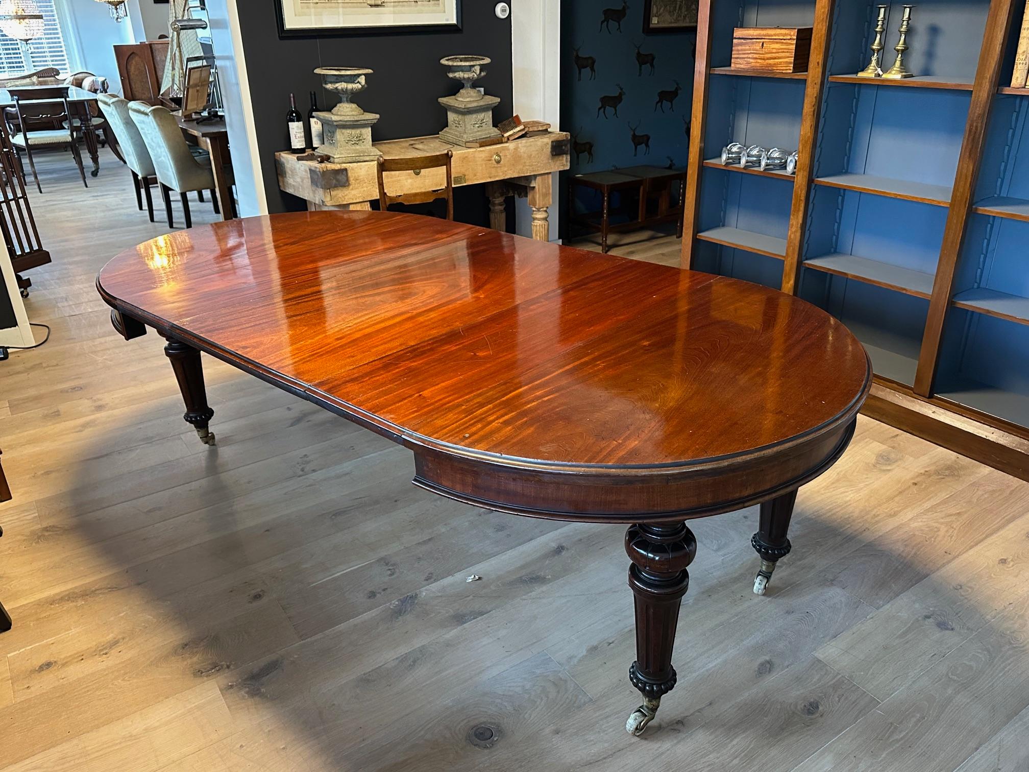 Large Victorian walnut dining table in vendita 8