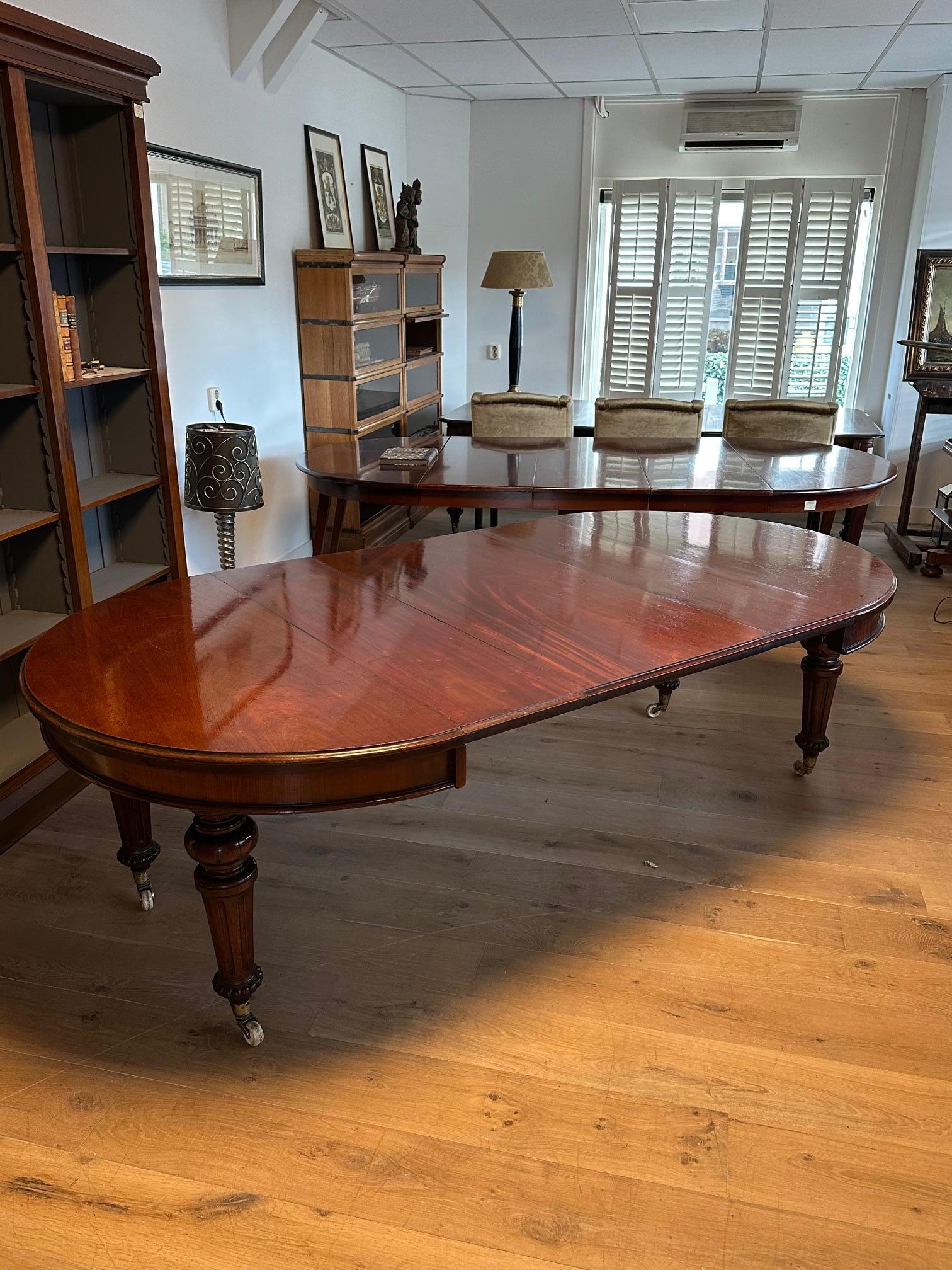 Large Victorian walnut dining table in vendita 9