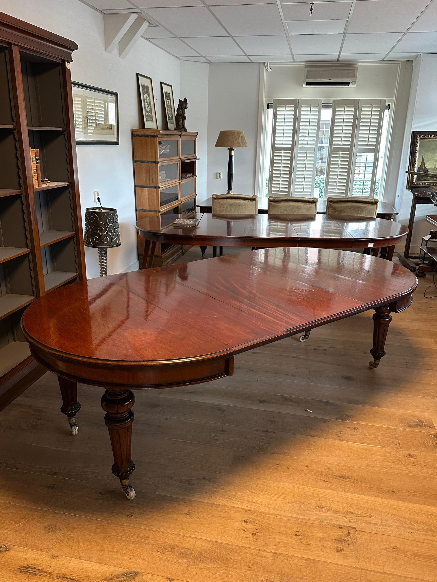 Large Victorian walnut dining table in vendita 10