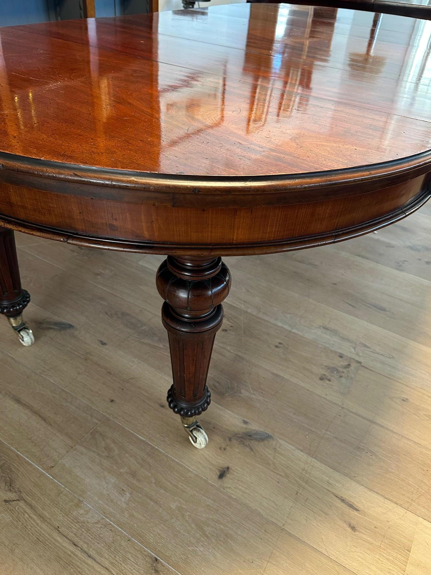 Large Victorian walnut dining table in vendita 12
