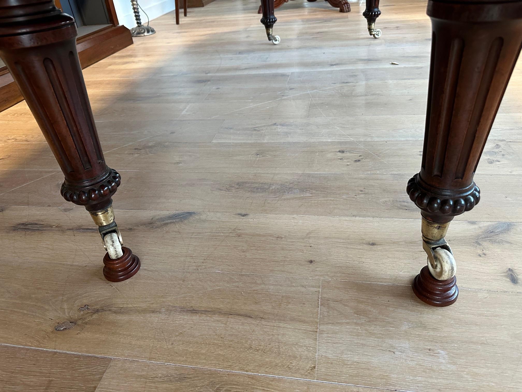 Large Victorian walnut dining table in vendita 13