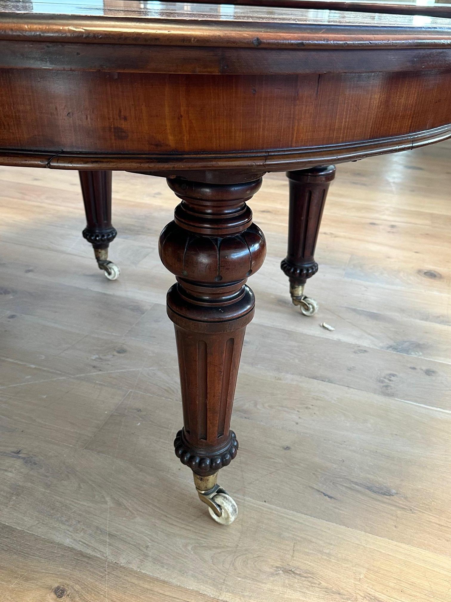 Large Victorian walnut dining table In condizioni buone in vendita a BEEKBERGEN, NL
