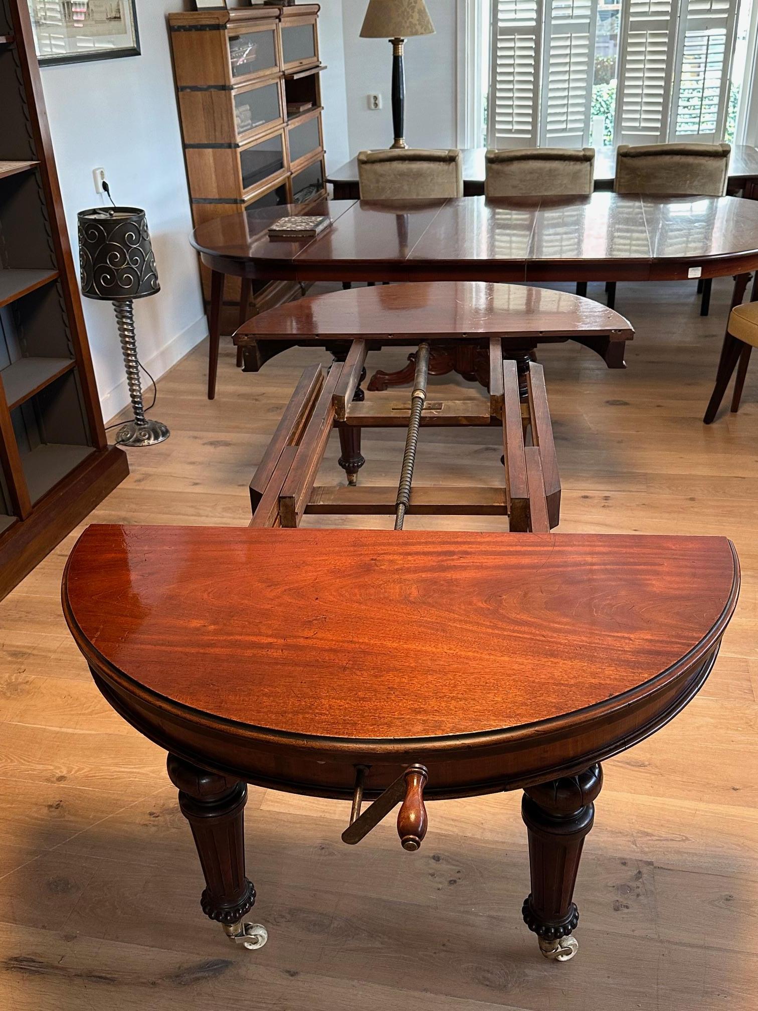 Large Victorian walnut dining table in vendita 1