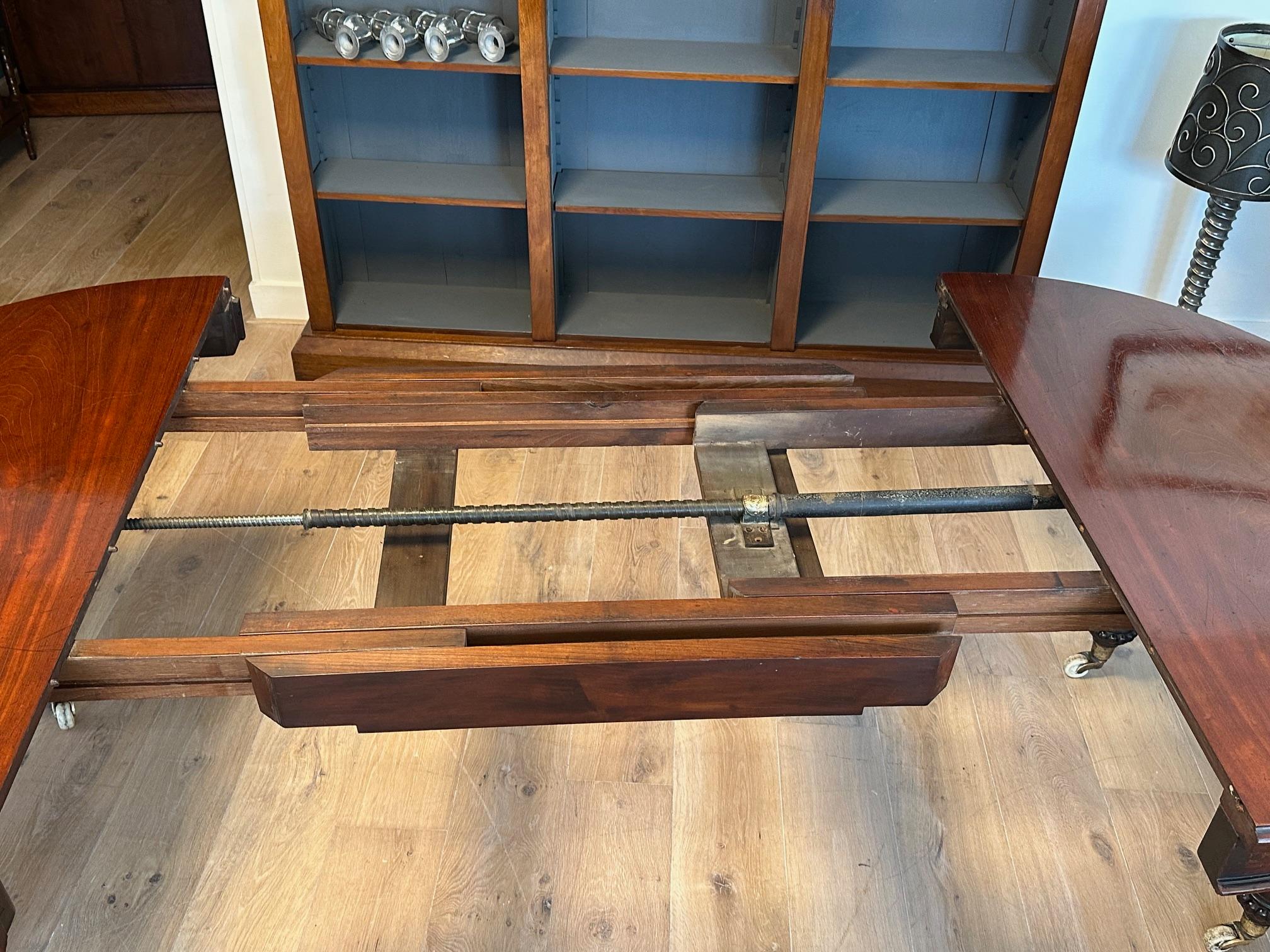 Large Victorian walnut dining table in vendita 2