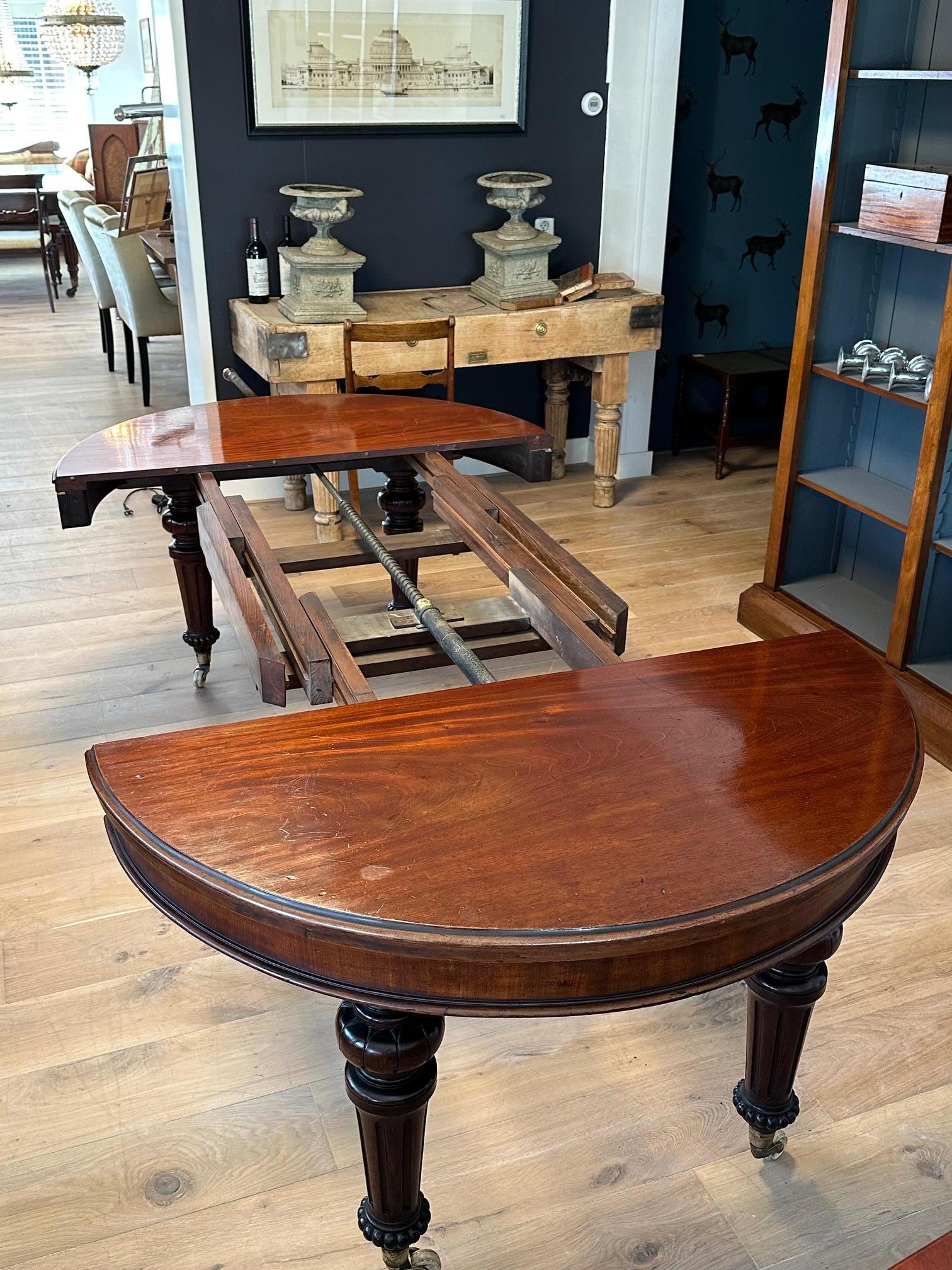 Large Victorian walnut dining table in vendita 4