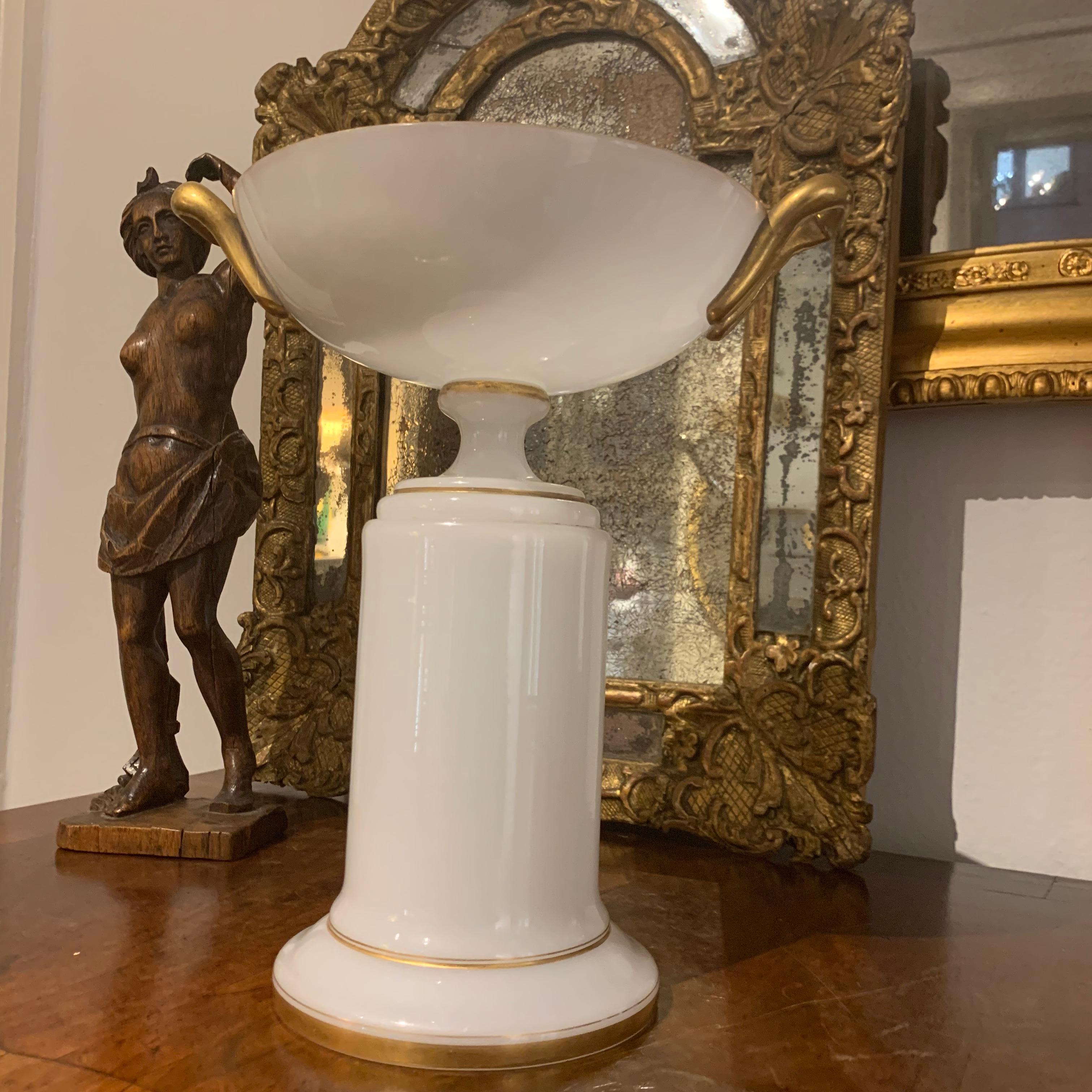 Großes viktorianisches Tablett aus weißem Opalglas mit vergoldeter Dekoration im Angebot 3