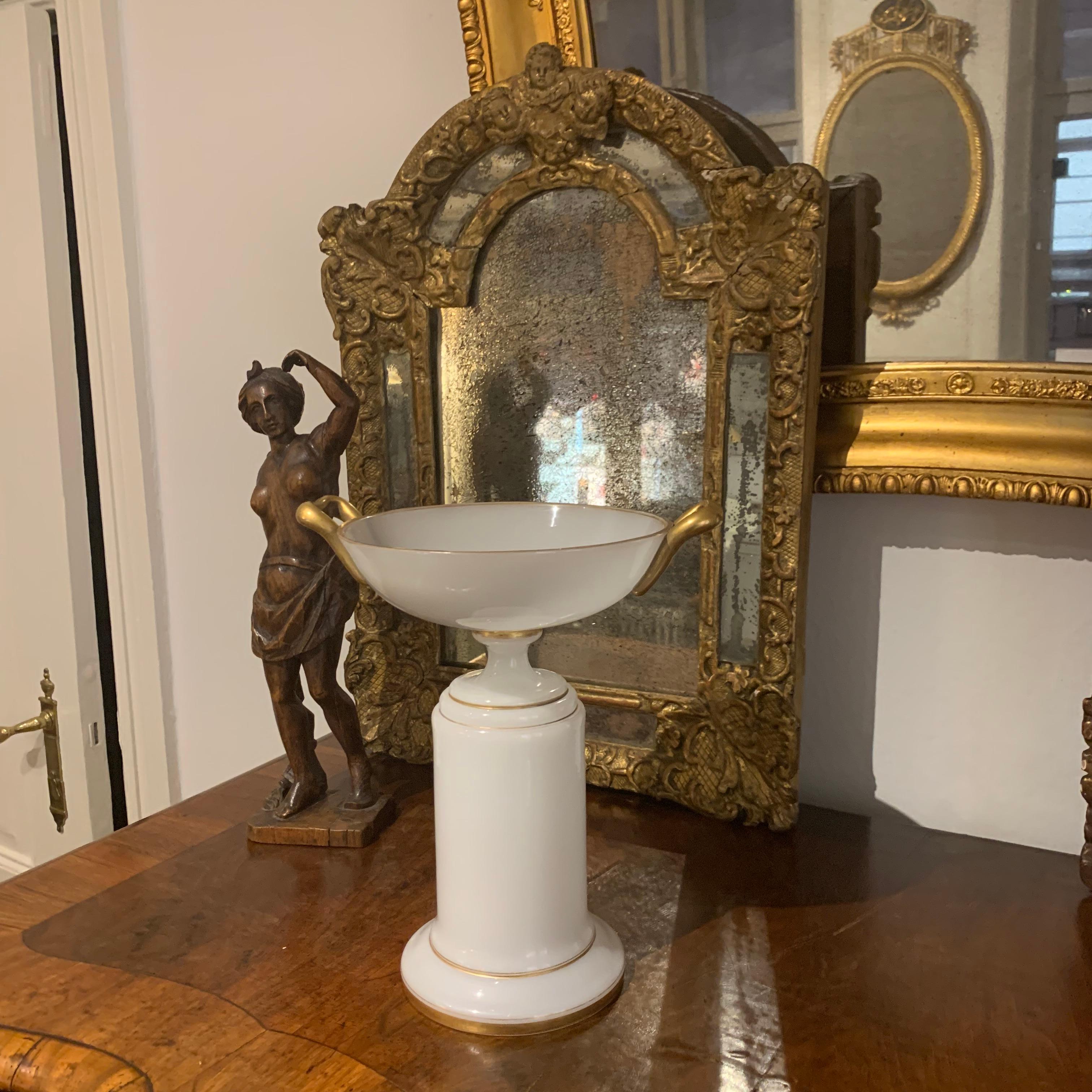 Großes viktorianisches Tablett aus weißem Opalglas mit vergoldeter Dekoration im Angebot 4