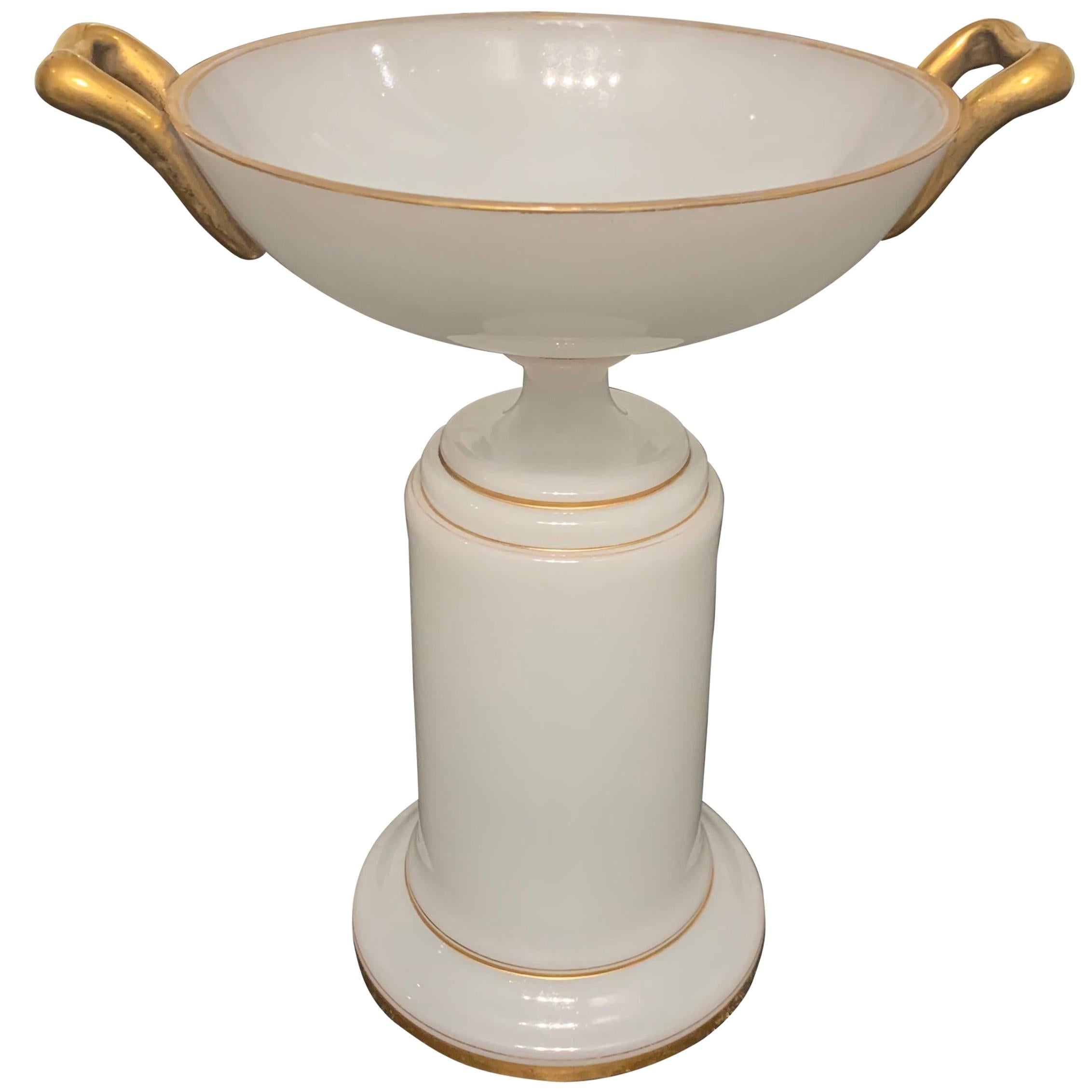 Großes viktorianisches Tablett aus weißem Opalglas mit vergoldeter Dekoration