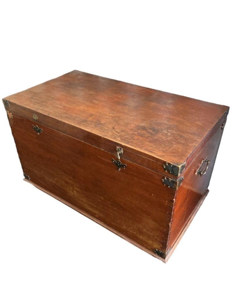 Large Victorian Wooden Silver Chest with brass handles and corners In Good Condition For Sale In Bishop's Stortford, GB