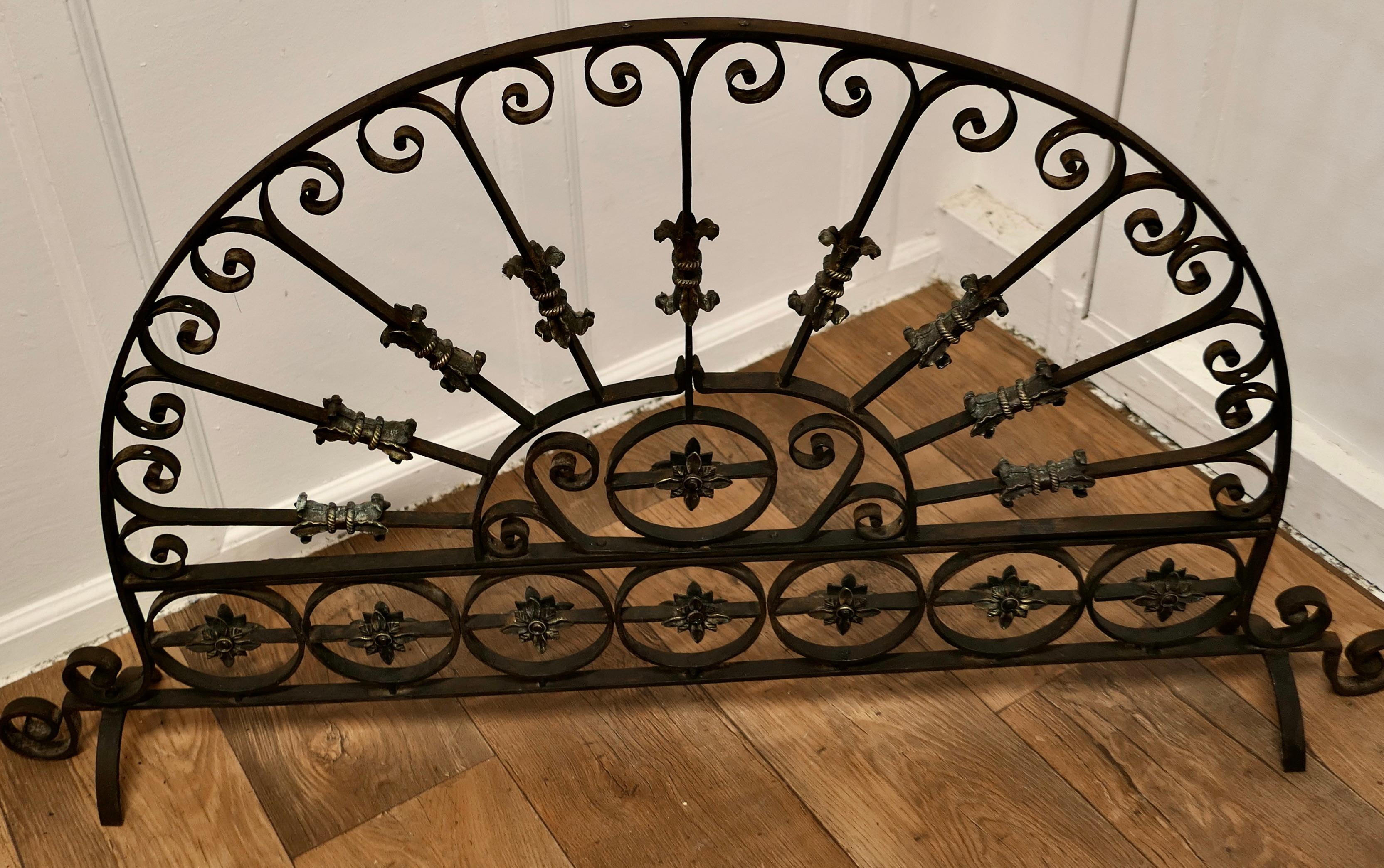 Large Victorian Wrought Iron Fan Shaped Fire Screen    In Good Condition In Chillerton, Isle of Wight
